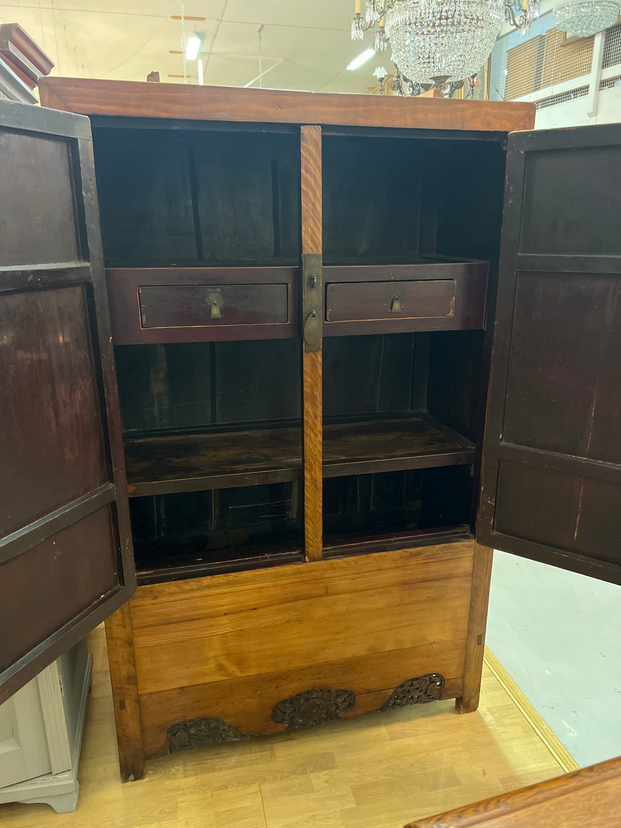 Jalopuinen kaappi L. 112cm, S.52cm ja K. 179cm