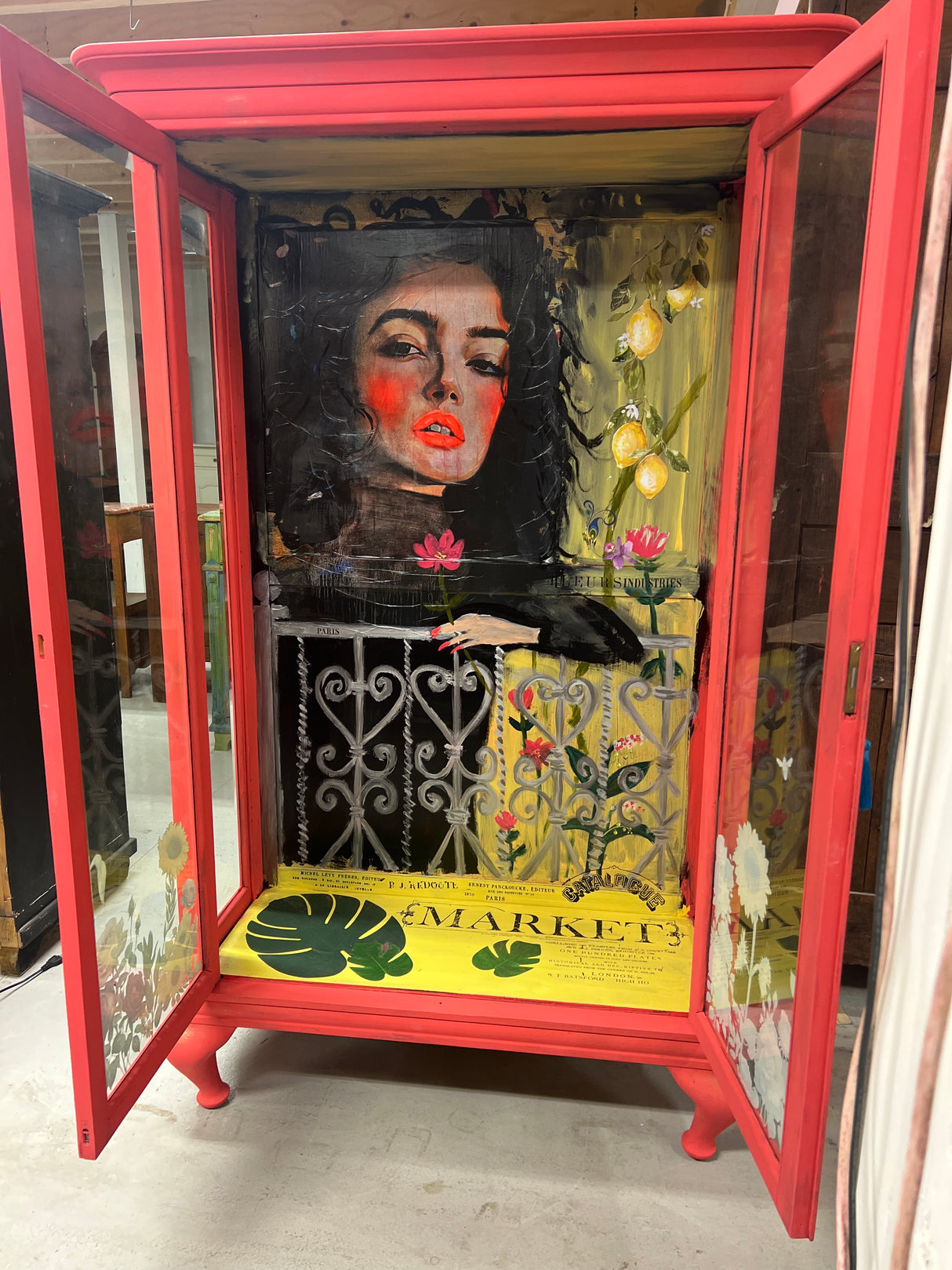 Upea vitriinikaappi L. 112cm, S. 46cm ja K. 179,5cm.