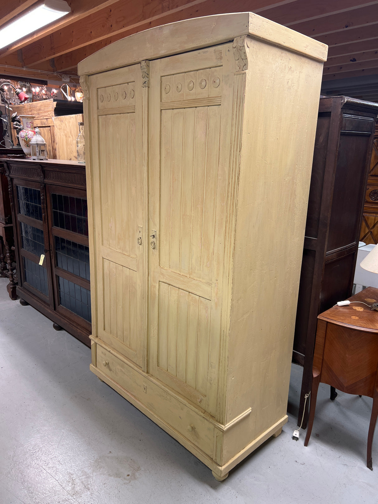 Kellertävä vaatekaappi 1910-luvulta L. 113,5cm, S. 53cm ja K. 194cm.