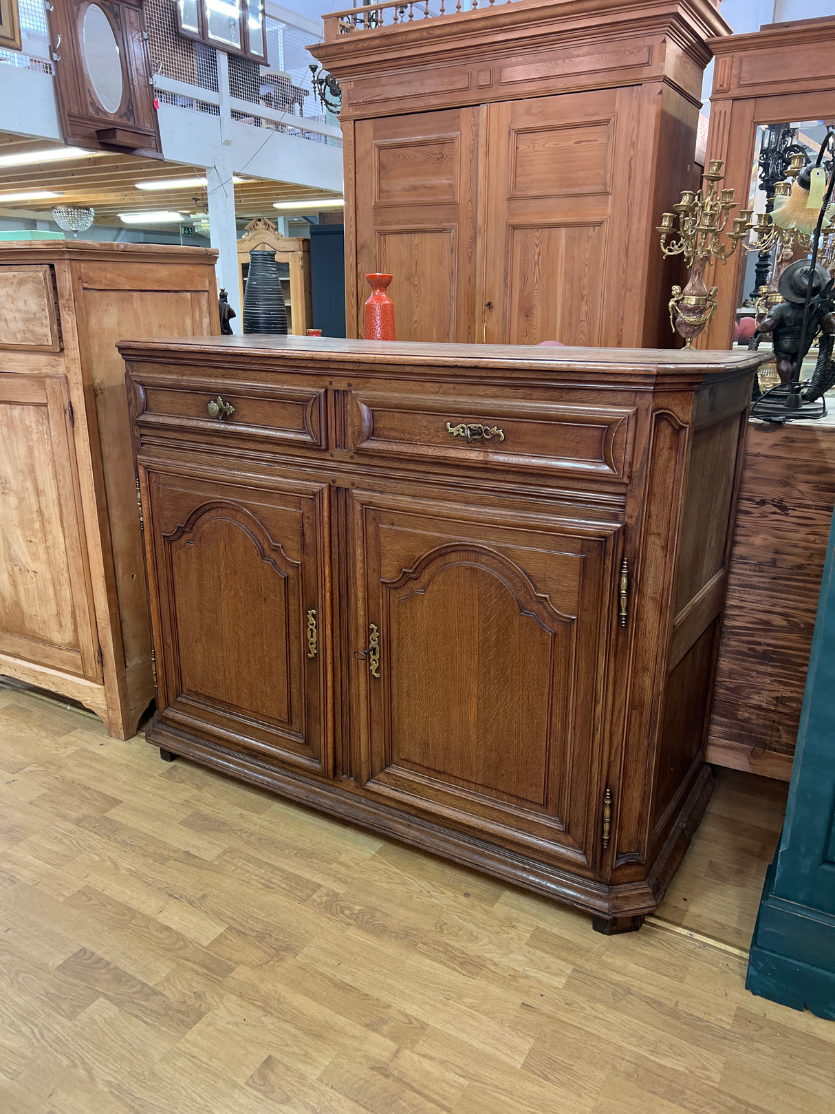 Upea tamminen barokki senkki L. 145,5cm, S. 57cm ja K. 112cm.