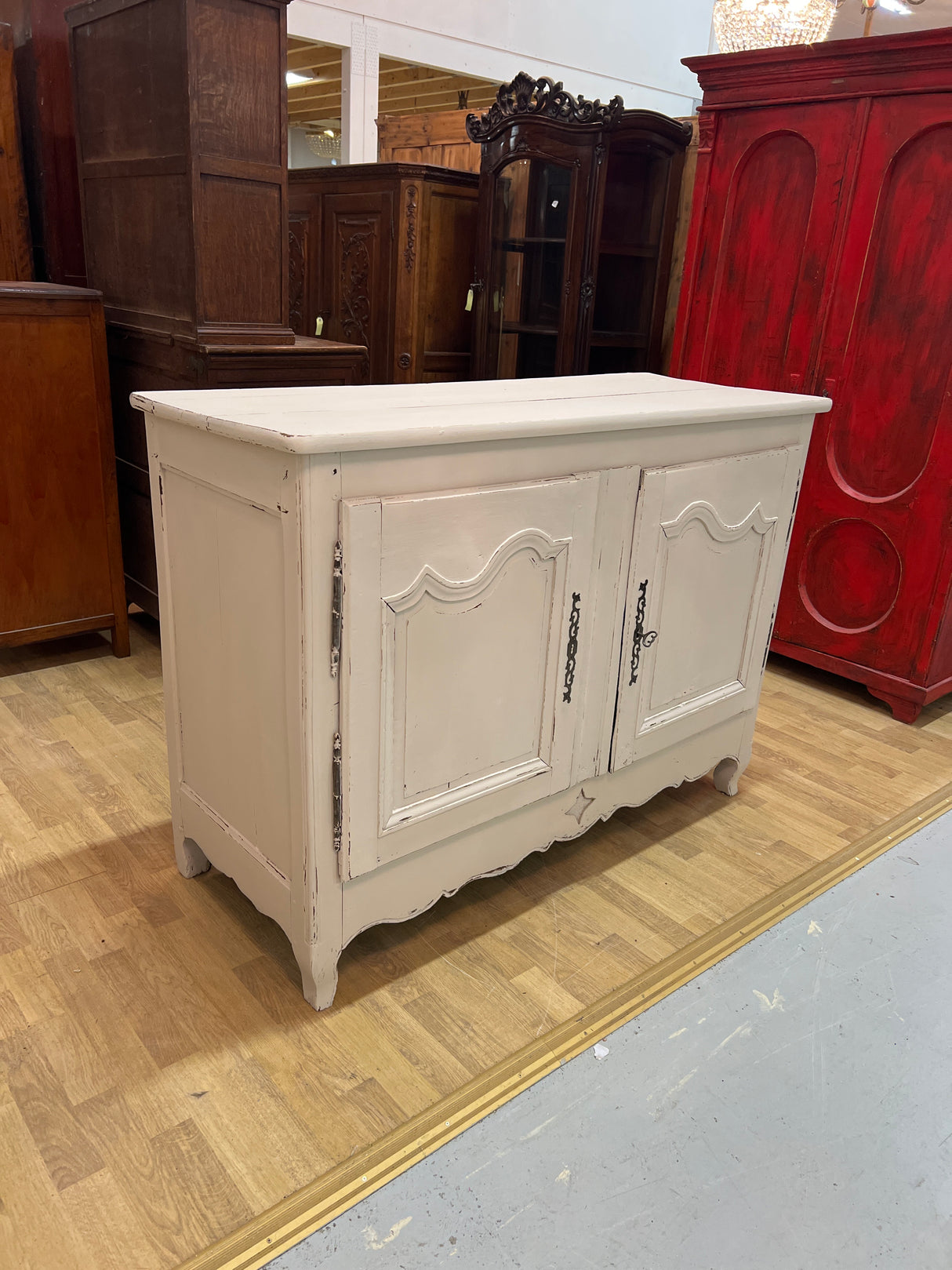 Tammisenkki L. 134cm, S. 54,5cm ja K. 98,5cm.