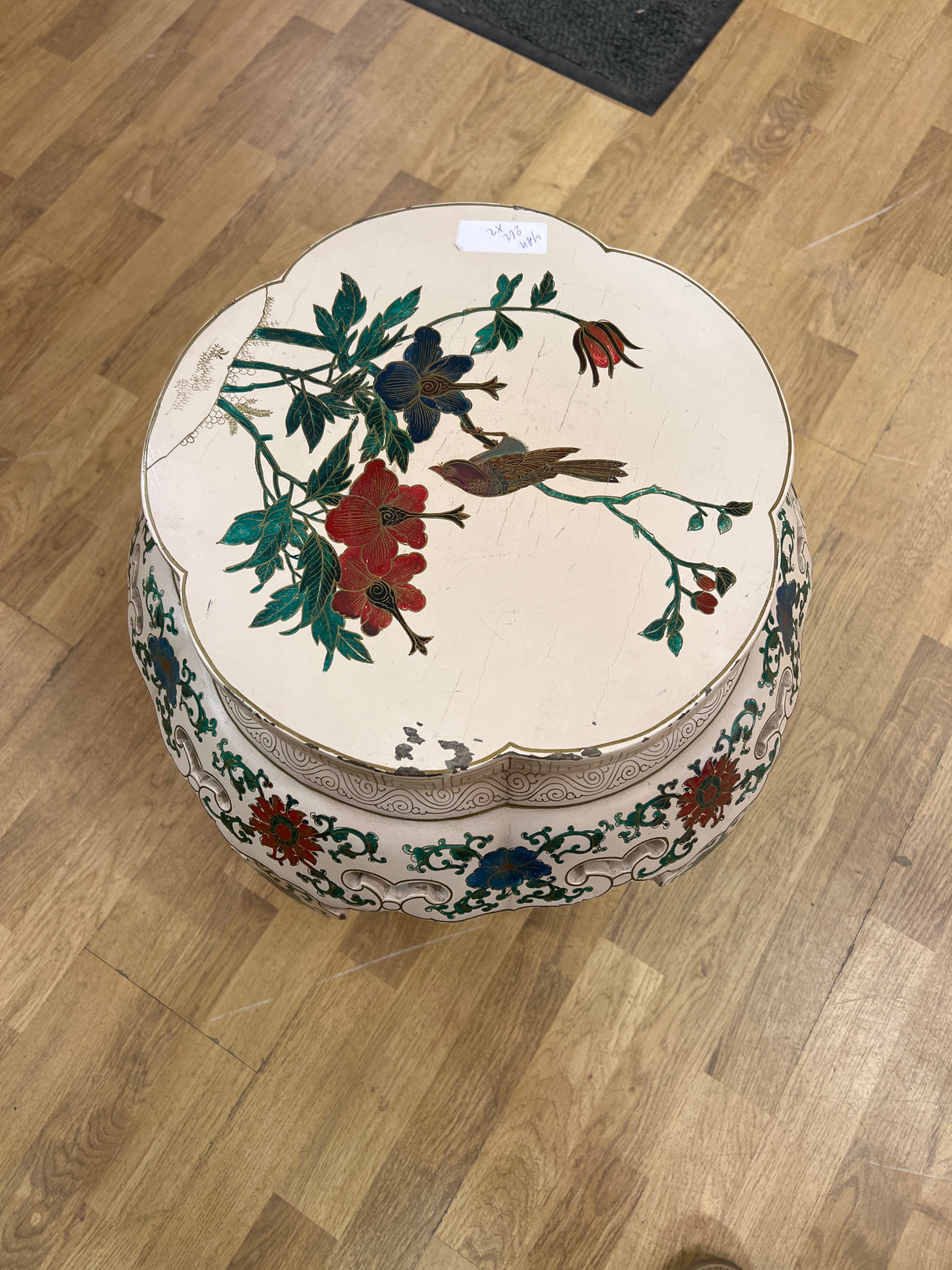 Aasialainen kukkapöytä Halk. 46cm ja K. 48cm.