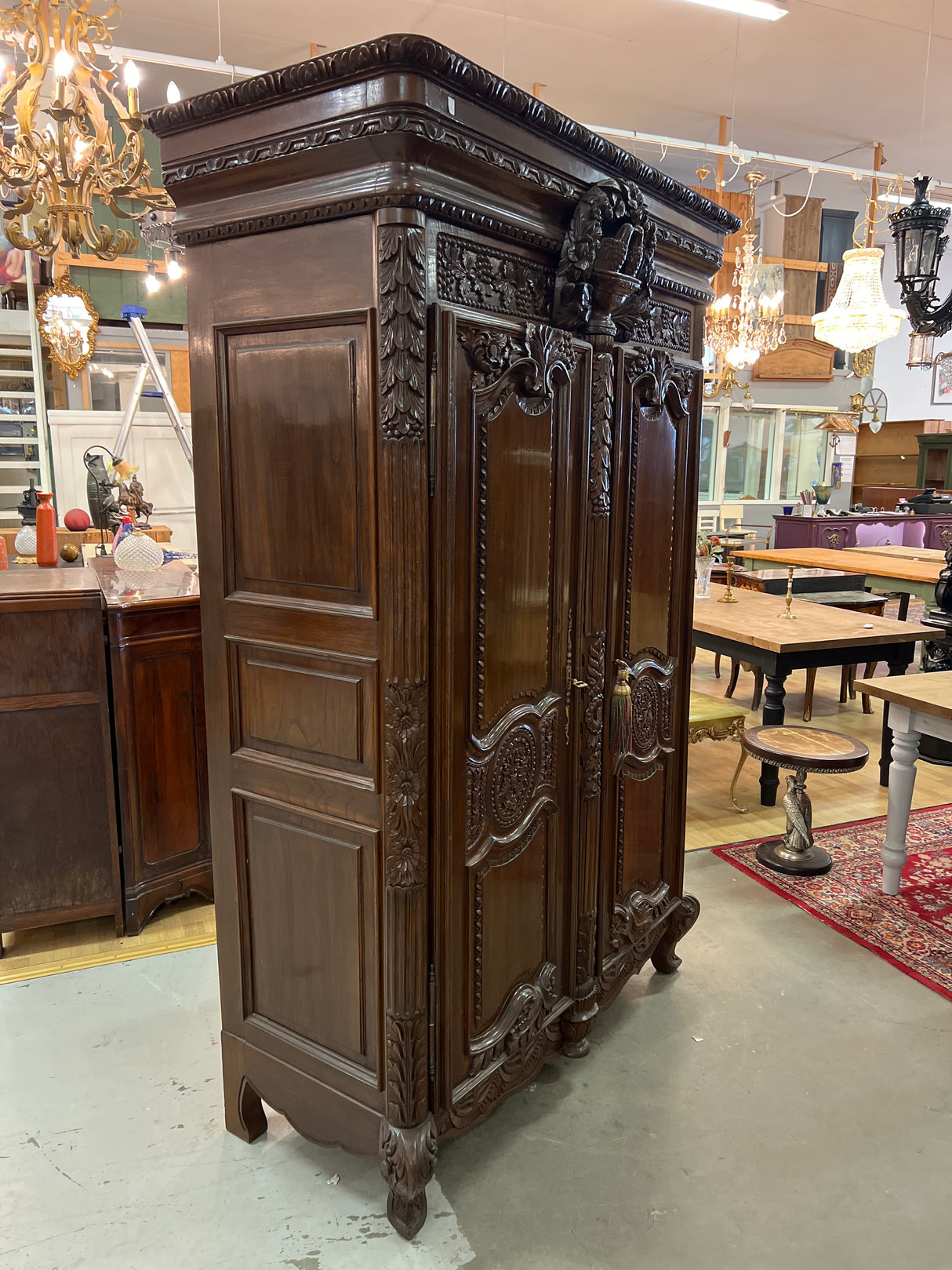 Mahonkinen vaatekaappi