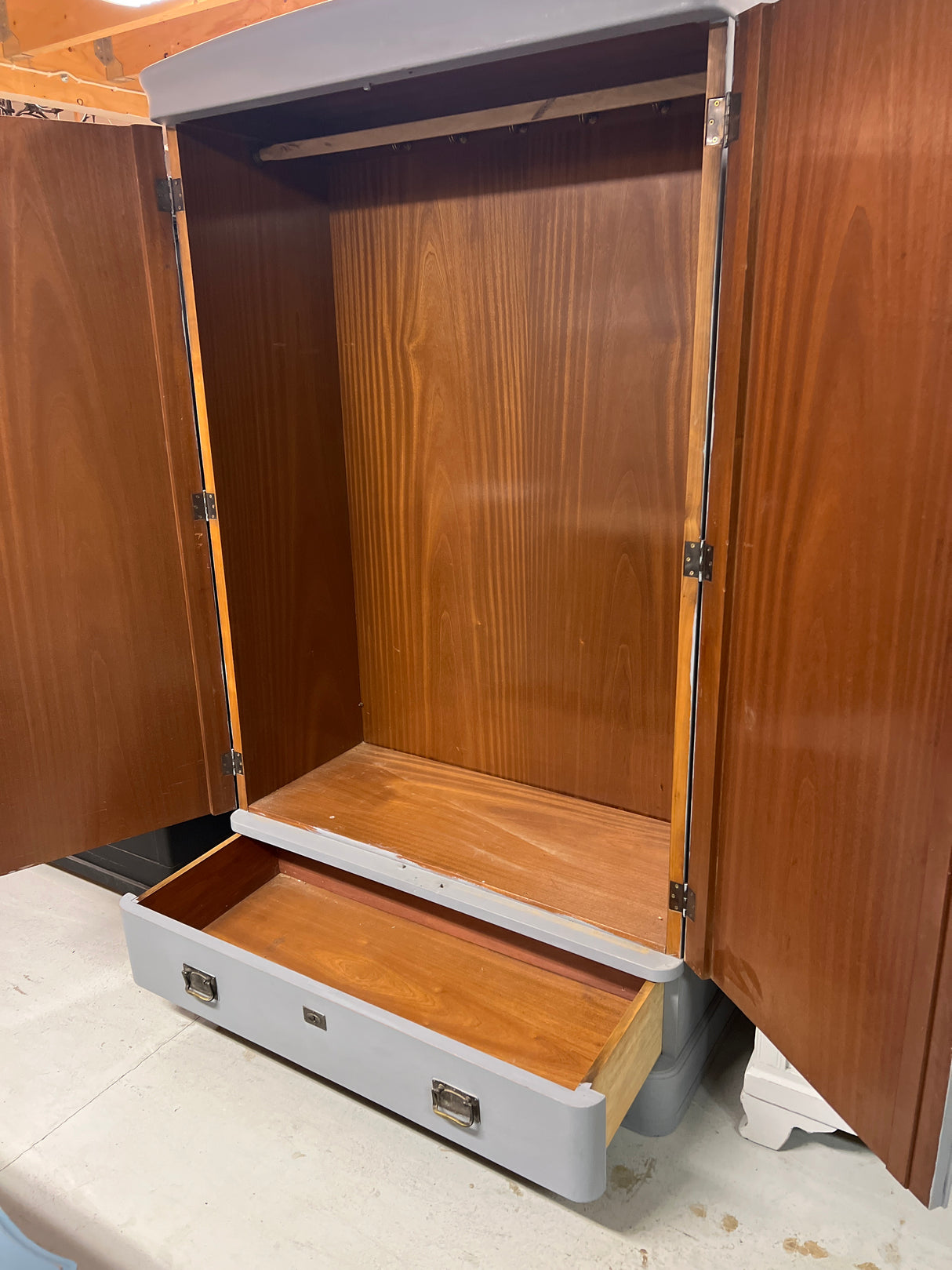 Yksinkertaisen tyylikäs vaatekaappi L. 121cm, S. 54cm ja K. 206cm