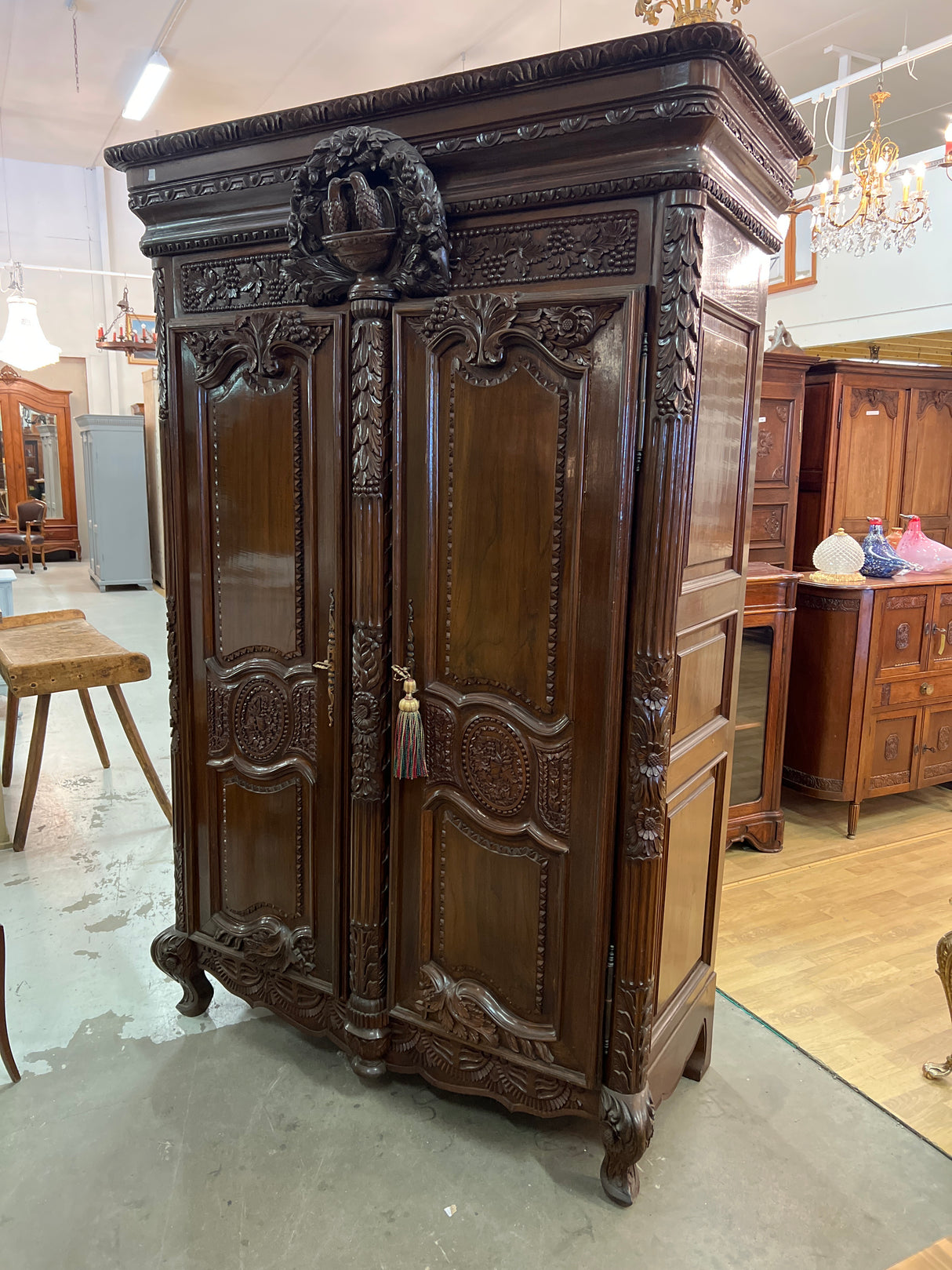 Mahonkinen vaatekaappi