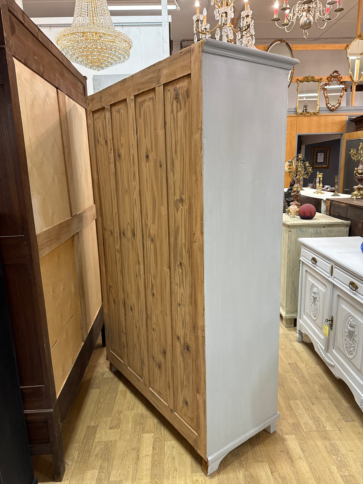 Vaaleanharmaa vitriinikaappi L.120cm, S.53cm, K.189cm