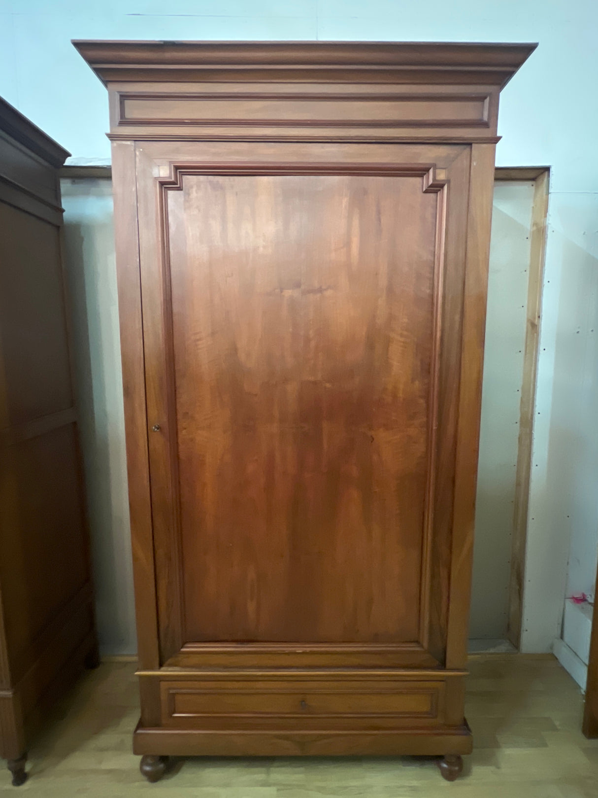 Kaunis yksiovinen mahonki vaatekaappi L. 122cm, S. 60cm ja K. 228cm.