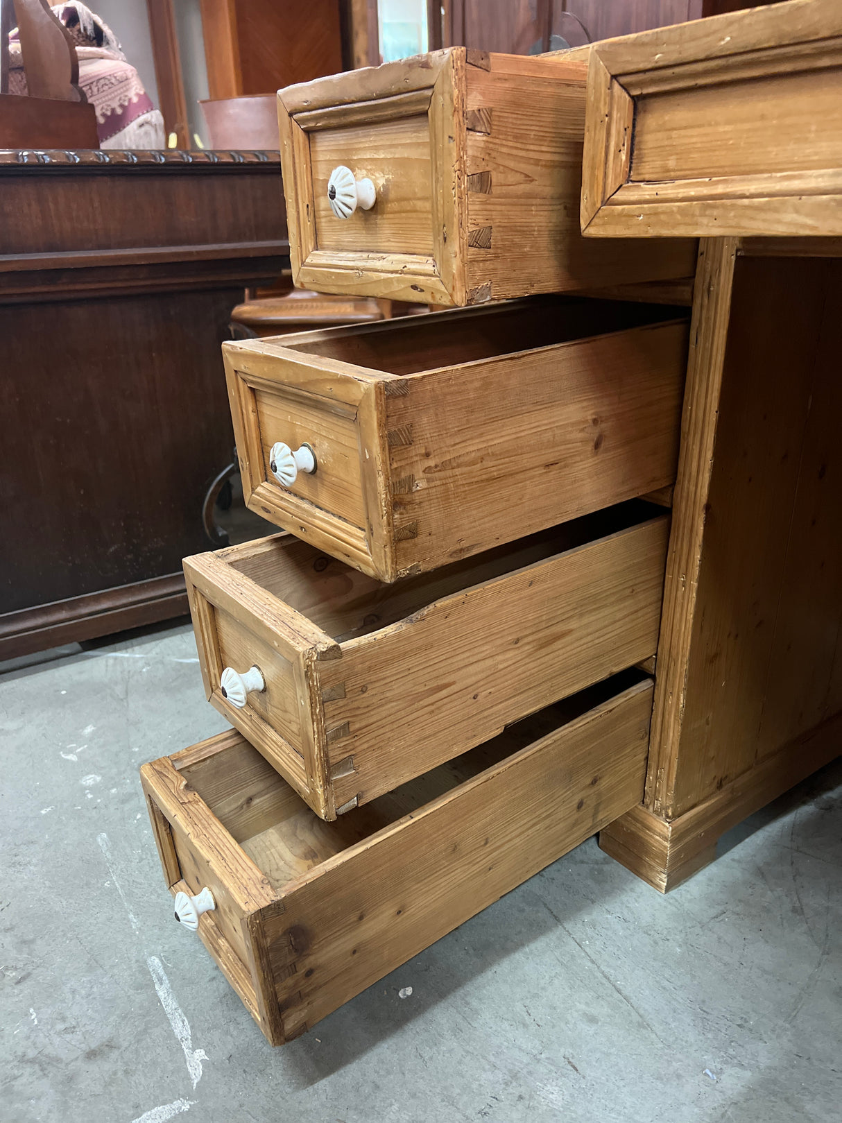 Kirjoituspöytä L. 106,5cm, S.70cm ja K. 78,5cm.