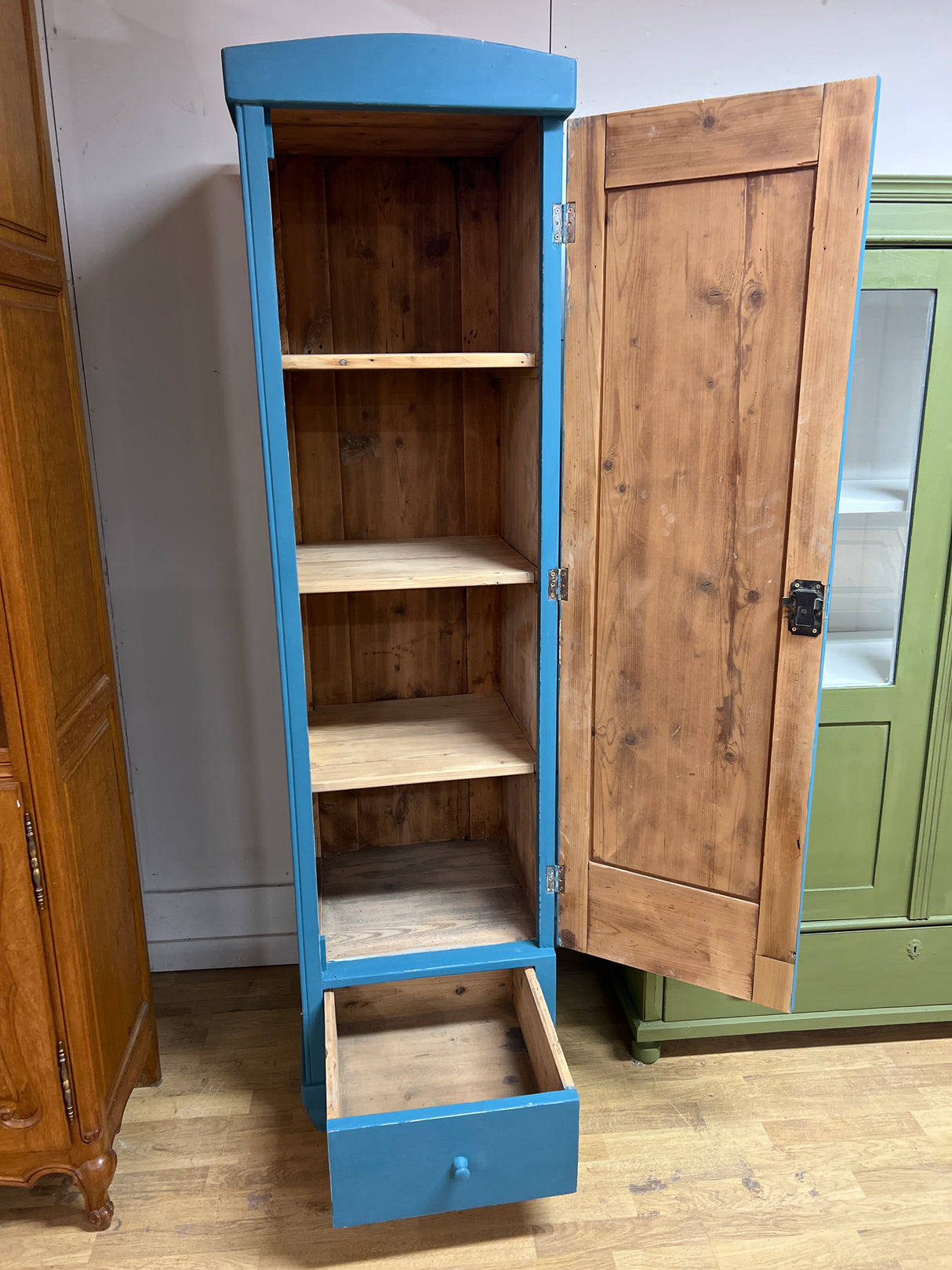 Kapea hyllykaappi 1910-luvulta unkarista L. 52,5cm, S. 53cm ja K. 192,5cm