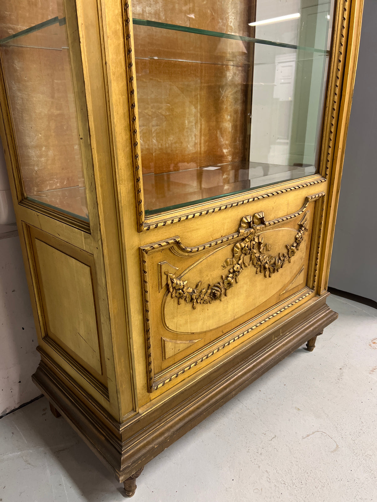 Empire vitriinikaappi L. 86cm, S. 40,5cm ja K. 169cm.