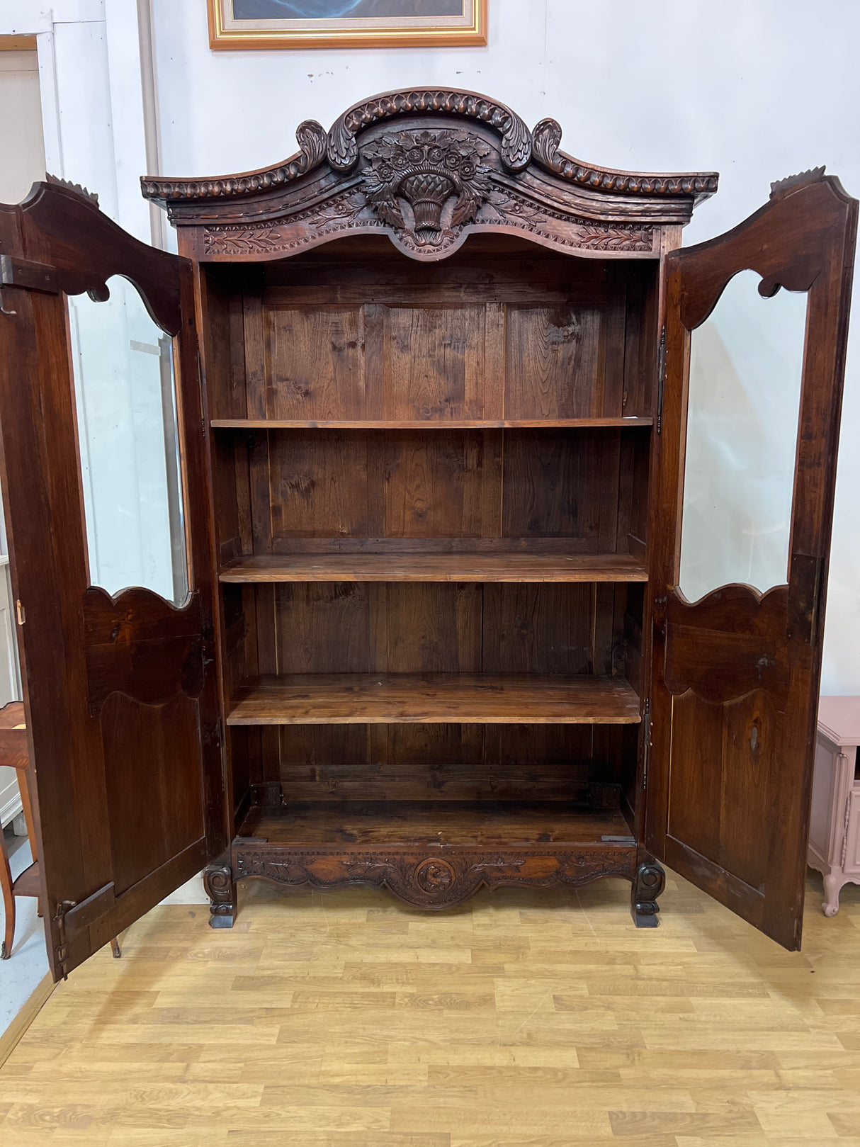 Huikea vitriinikaappi L. 144cm, S. 55cm ja K. 227,5cm