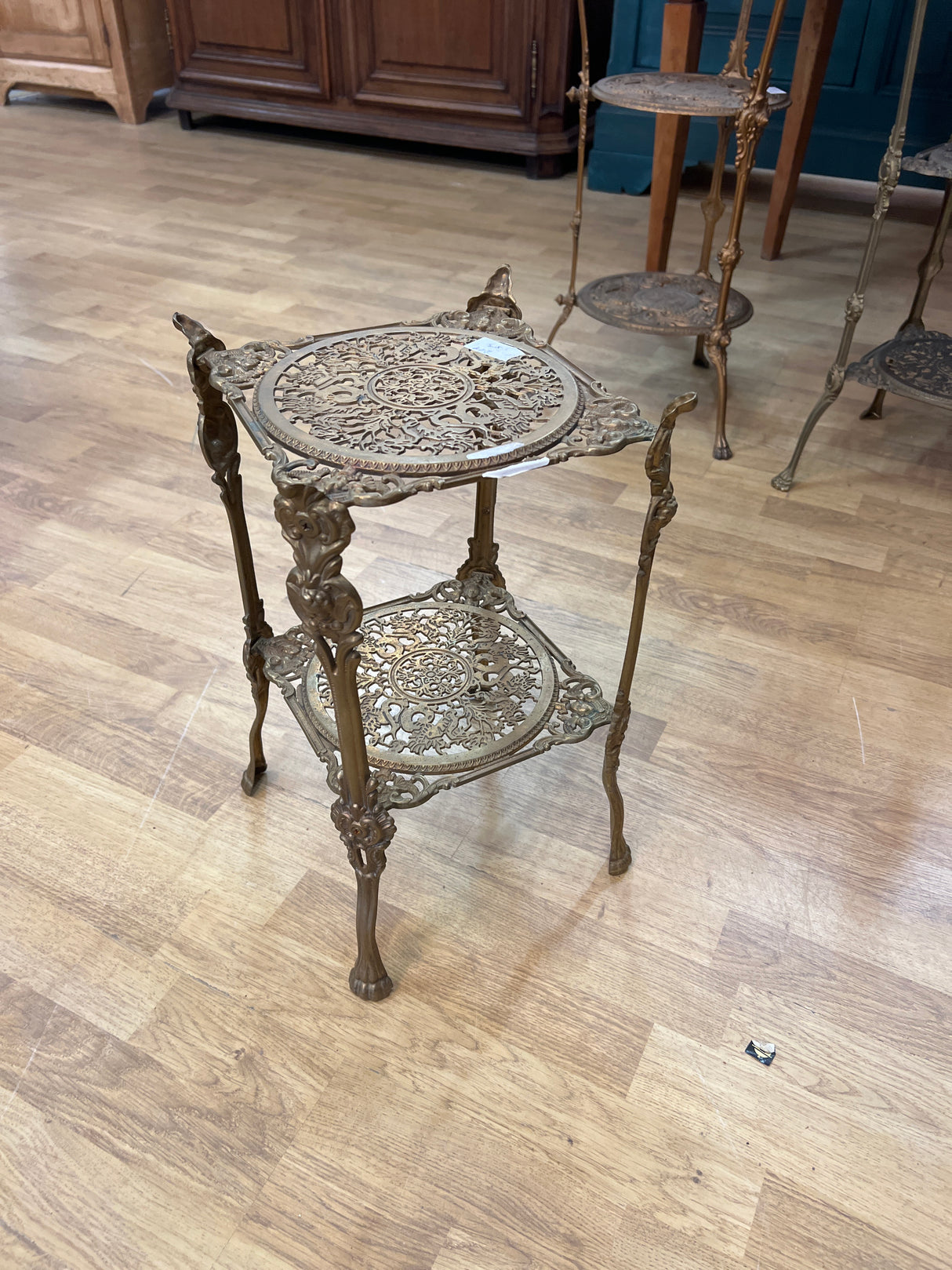 Kukkapöytä L. 25cm, S.25cm ja K. 44cm