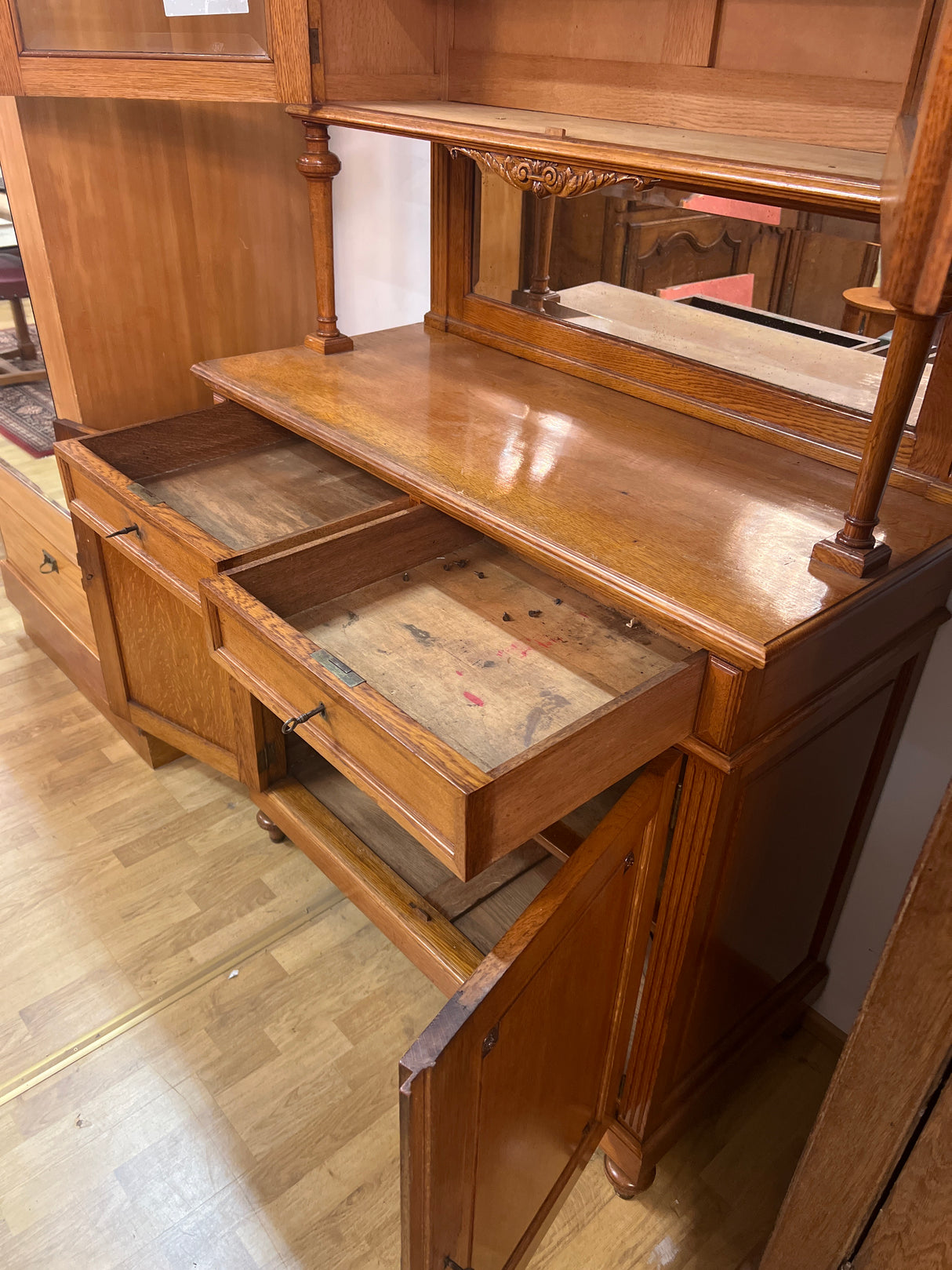 Astiakaappi L. 105cm, S. 49cm ja K. 219cm