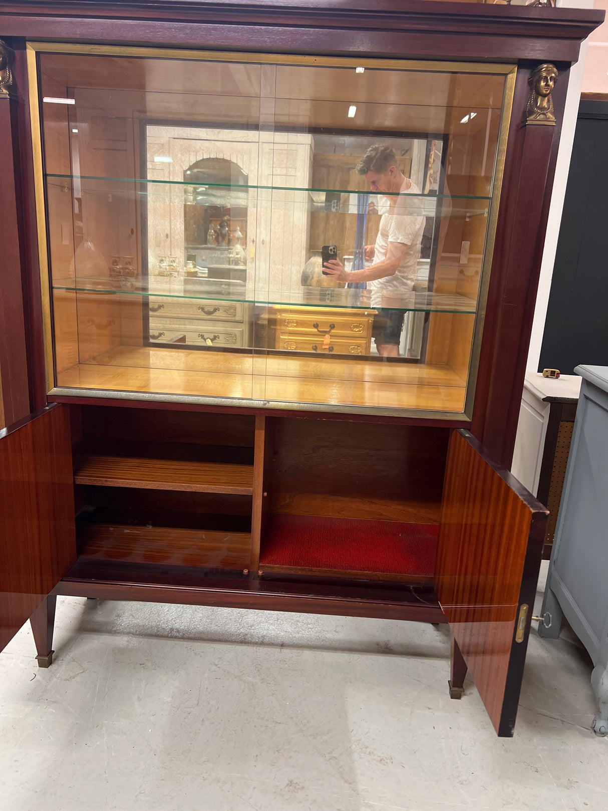 Empire display cabinet W.121.5cm, D.43.5cm and H.151.5cm.