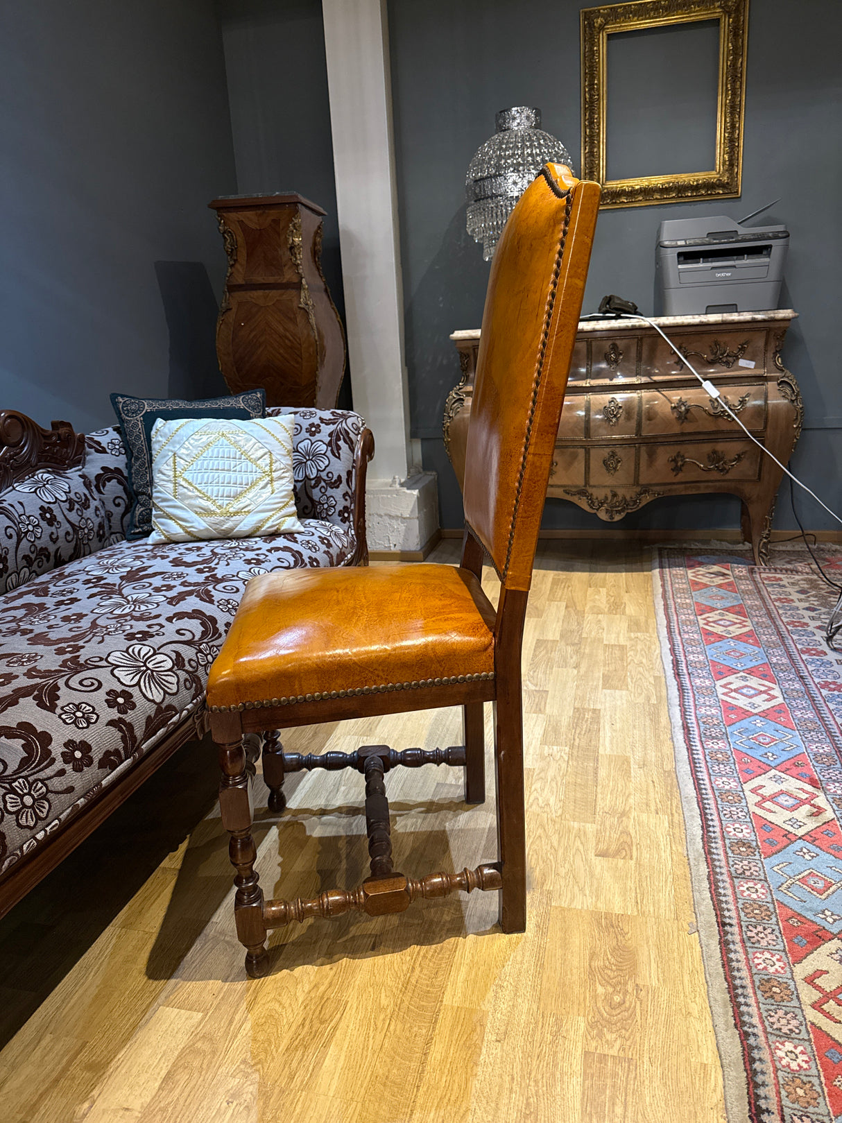 Kaunis ympäriverhoiltu tuoli