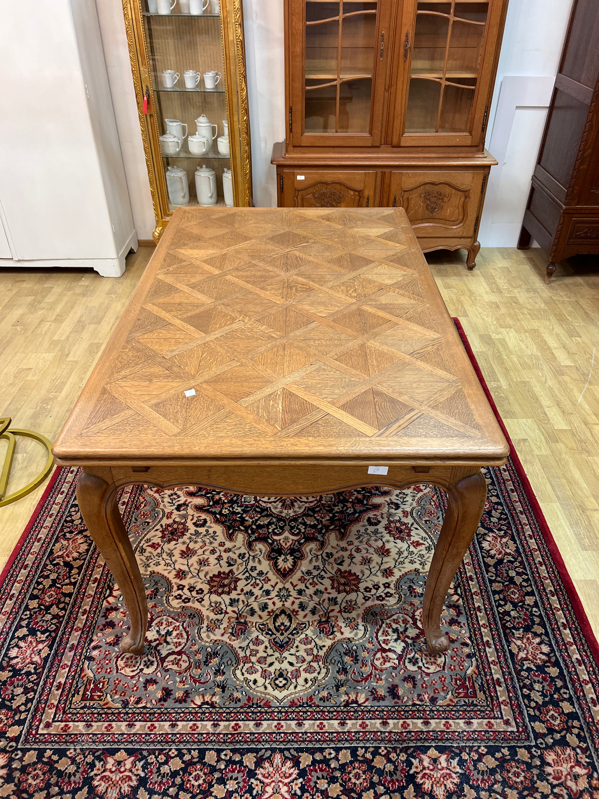 Rokokoo-ruokailupöytä