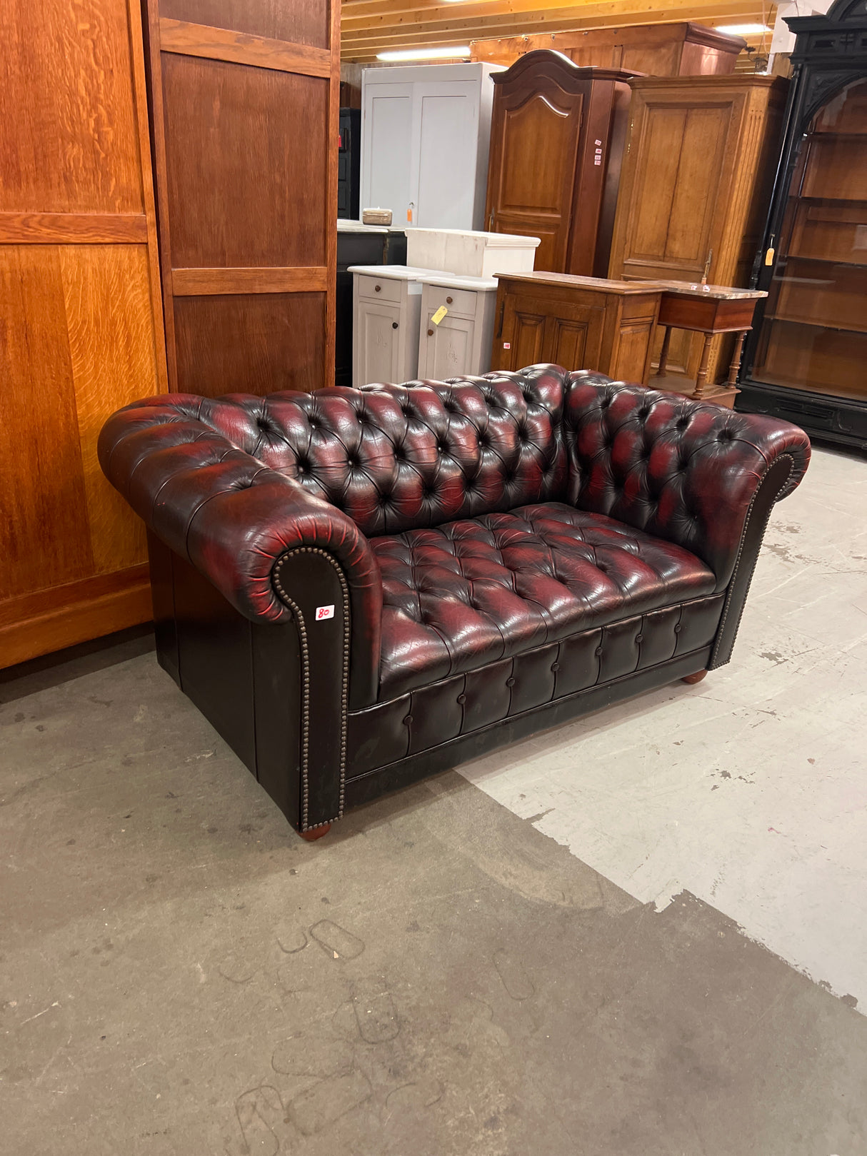 Upea chesterfield tyylinen pieni sohva L. 150cm, S. 85cm ja K. 72cm ja istuma korkeus 41cm