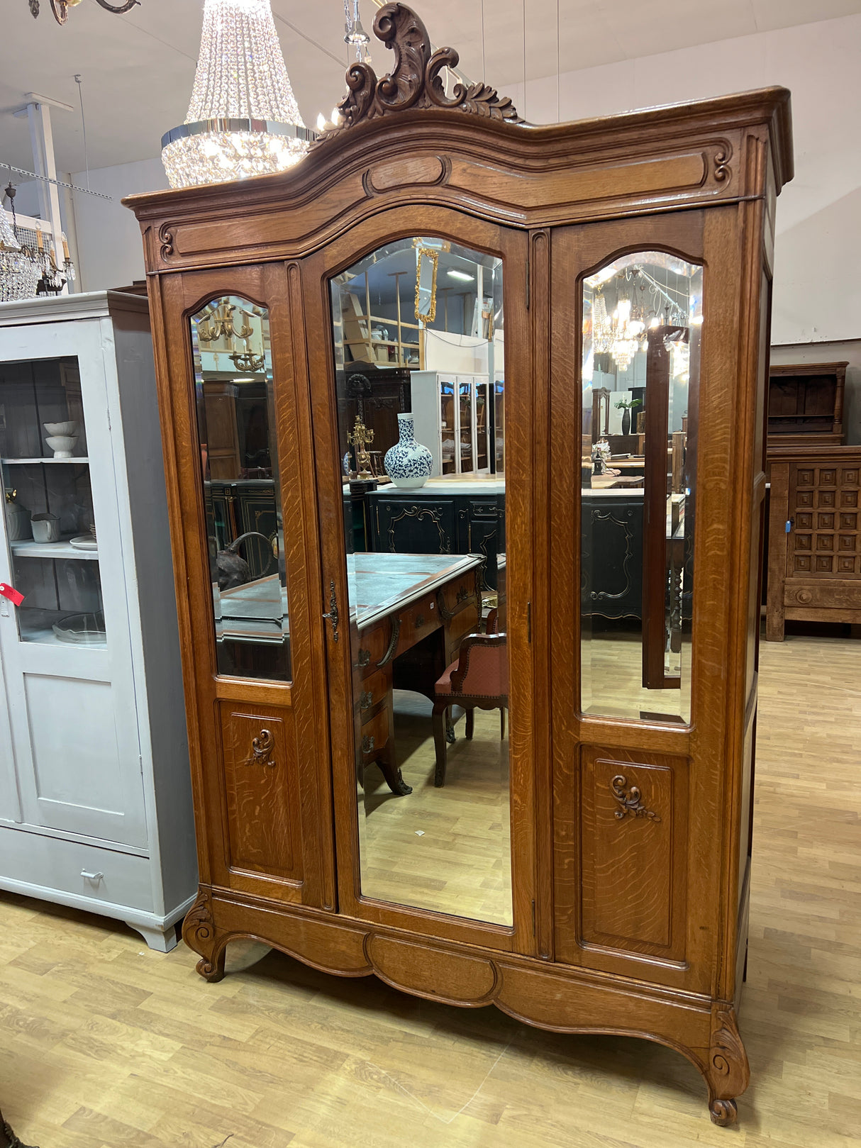 Kaunis rokokoo tammivaatekaappi L. 147cm, S. 60cm ja K. 233cm.