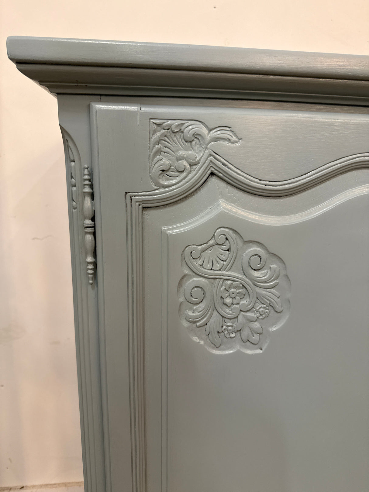 Stunning Rococo linen/bar cabinet W.107cm, D.44.5cm, H.145.5cm