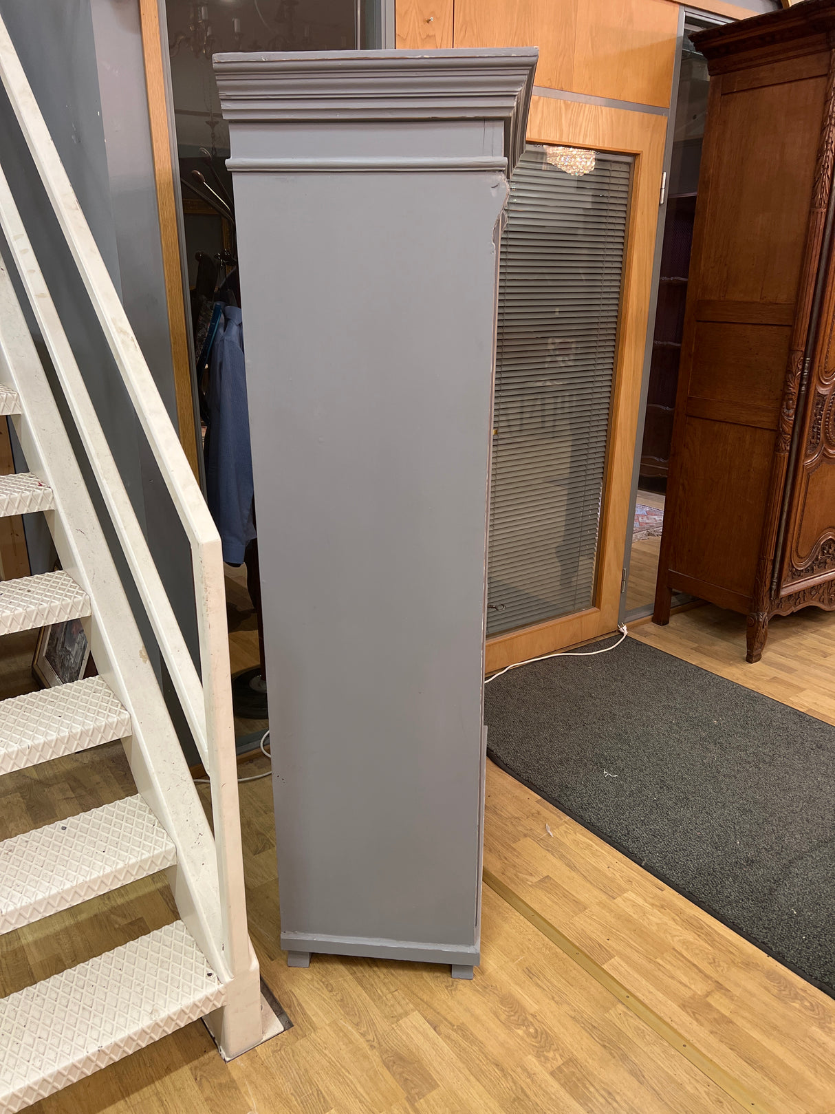 Yksiovinen vaatekaappi