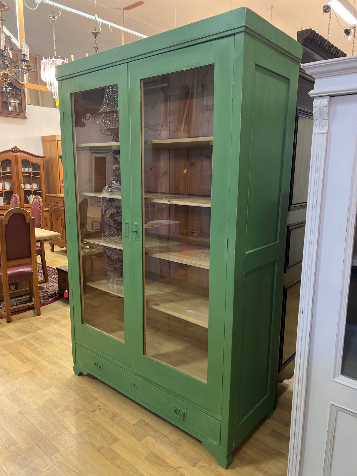 Vitriinikaappi L. 132,5cm, S. 55cm ja K. 205cm.