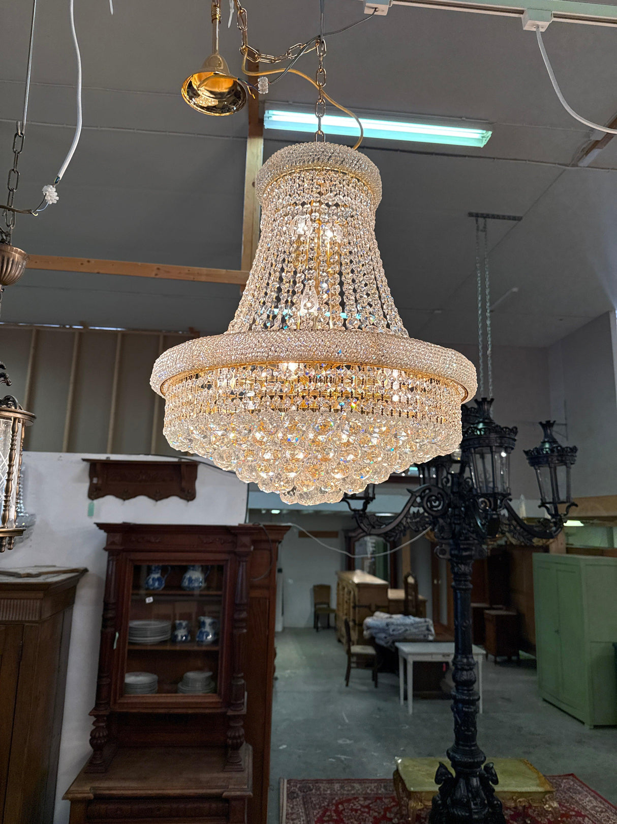 Upea ja tasokas kristallivalaisin kullan värisellä rungolla. Halkaisija 60cm