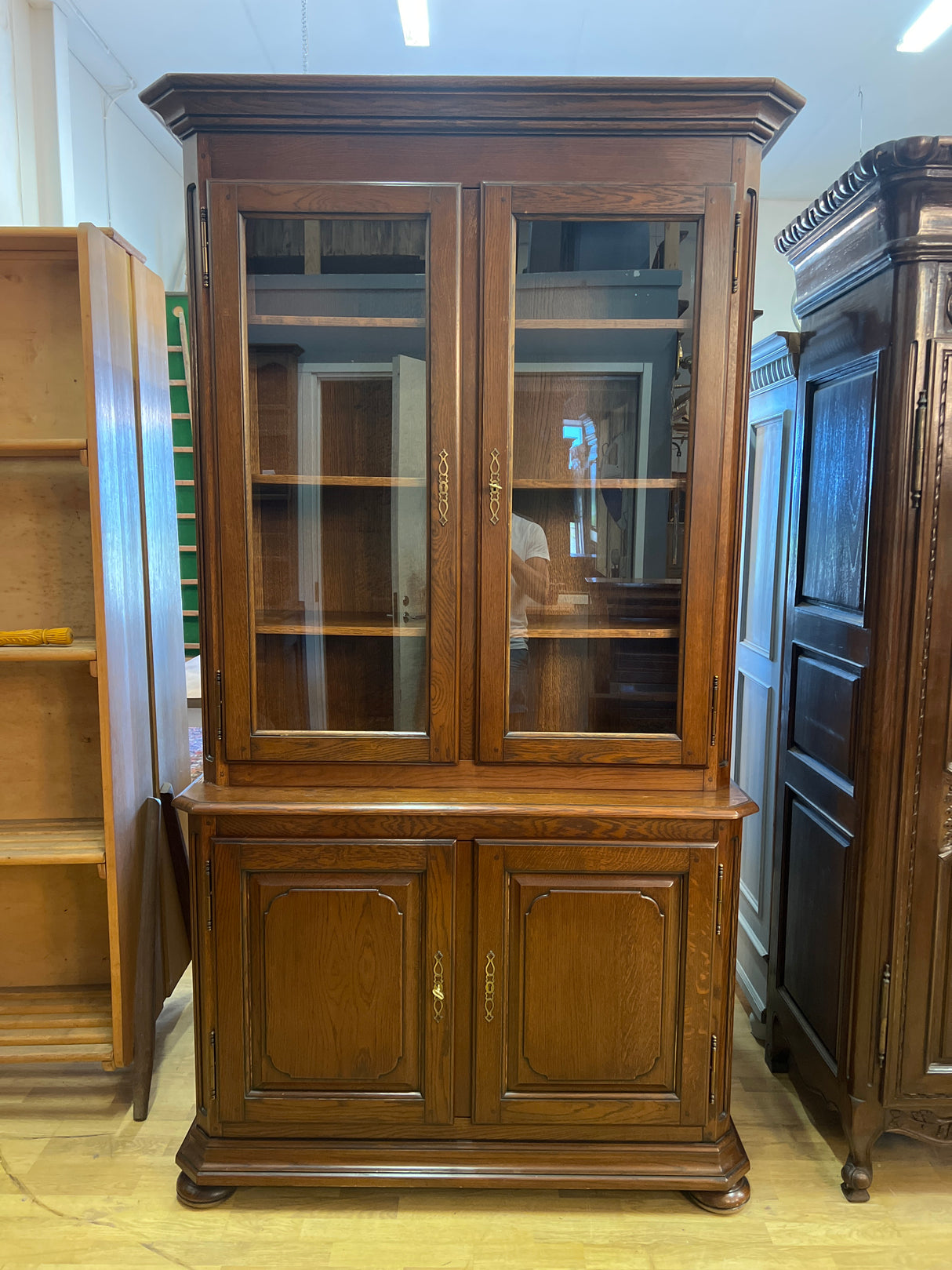 Tyylikäs astia/kirjakaappi L. 121cm, S. 51cm ja K. 225cm