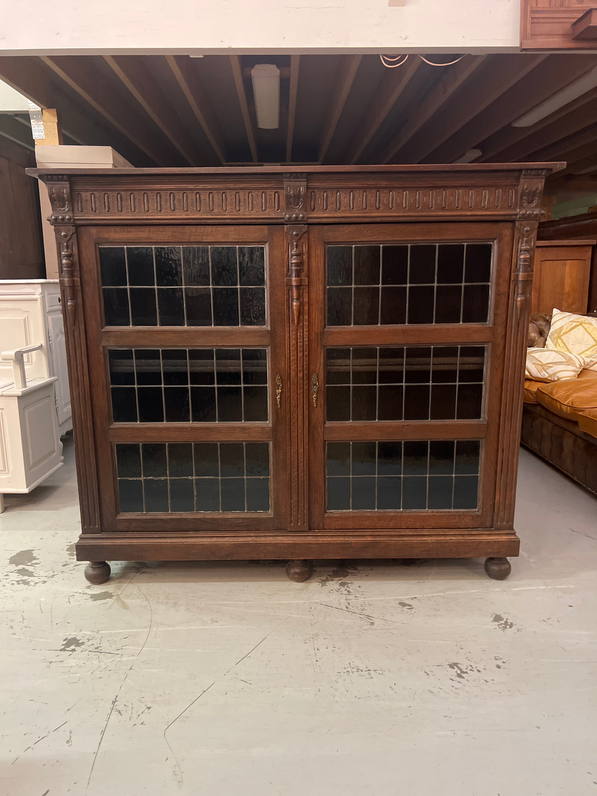 Barokki vitriinikaappi L. 157,5cm, S. 43,5cm ja K. 136cm.