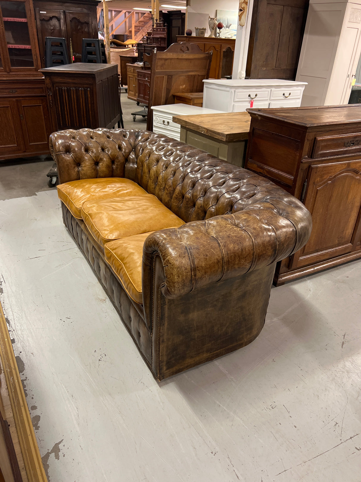 Chesterfield 3-seater sofa L.210cm, D.90cm and H.78cm.