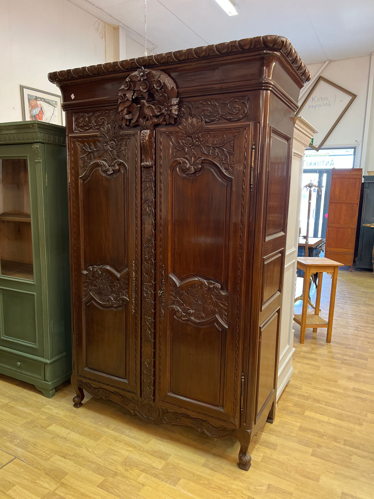 Mahonkinen vaatekaappi