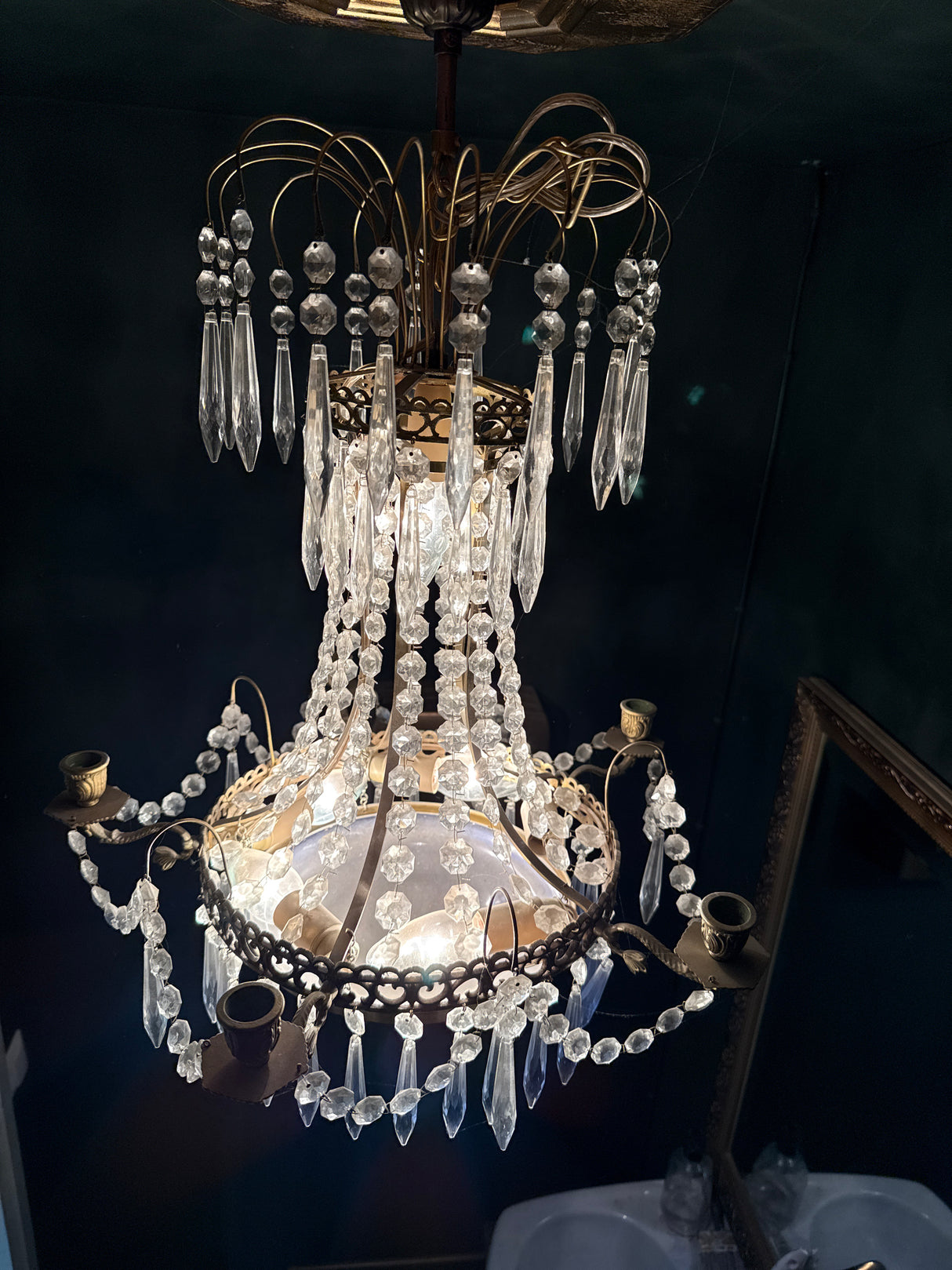 Beautiful old crystal chandelier, H. 57cm (excluding chain) and diameter 45cm.