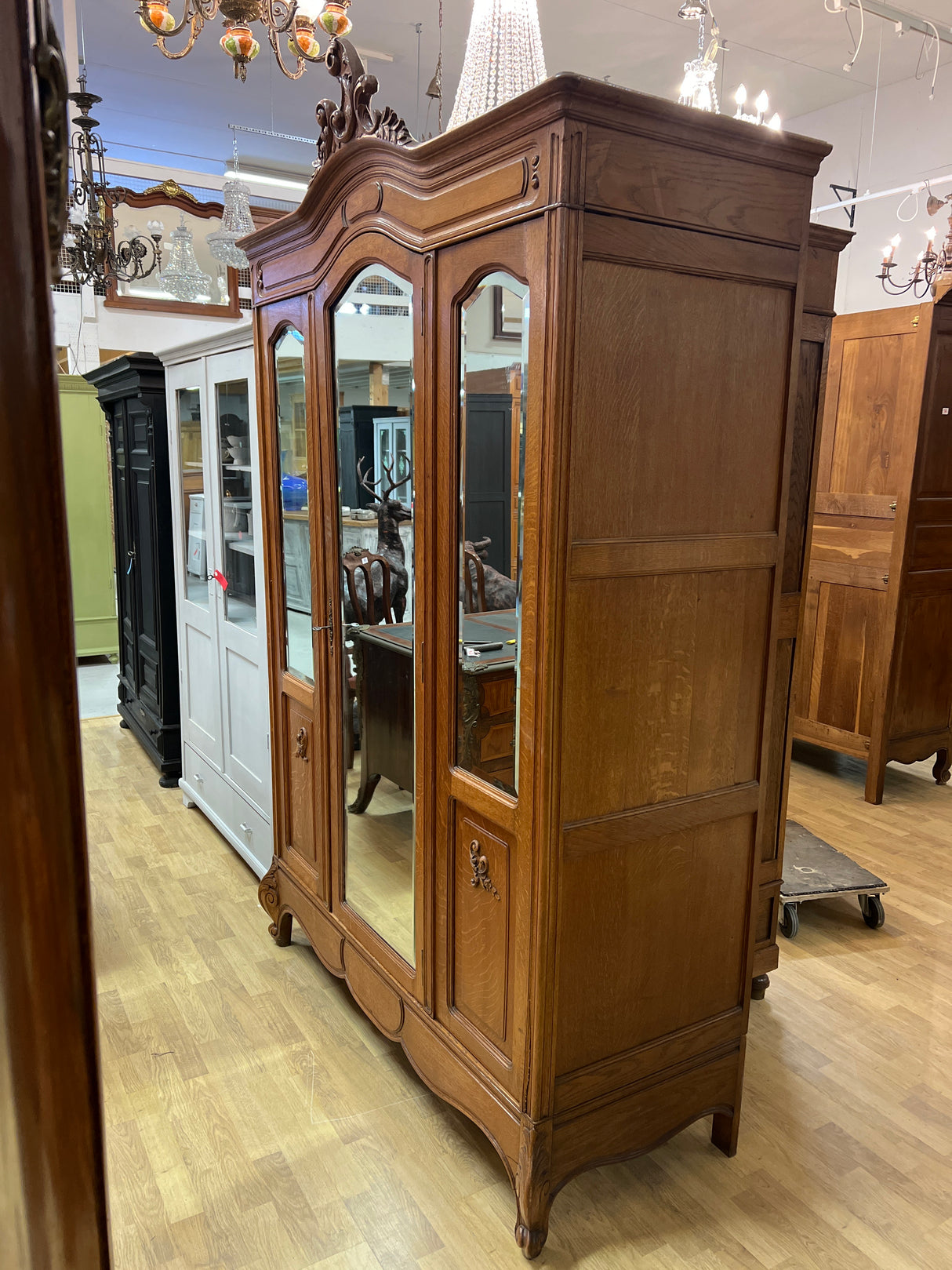 Kaunis rokokoo tammivaatekaappi L. 147cm, S. 60cm ja K. 233cm.