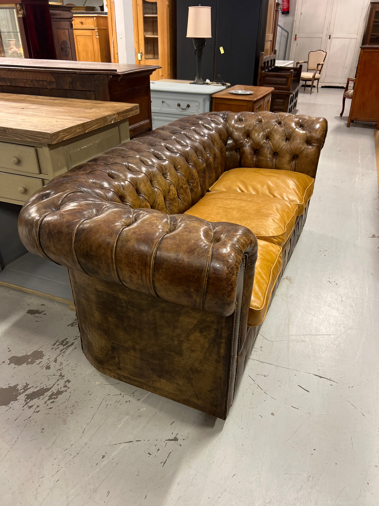 Chesterfield 3-seater sofa L.210cm, D.90cm and H.78cm.