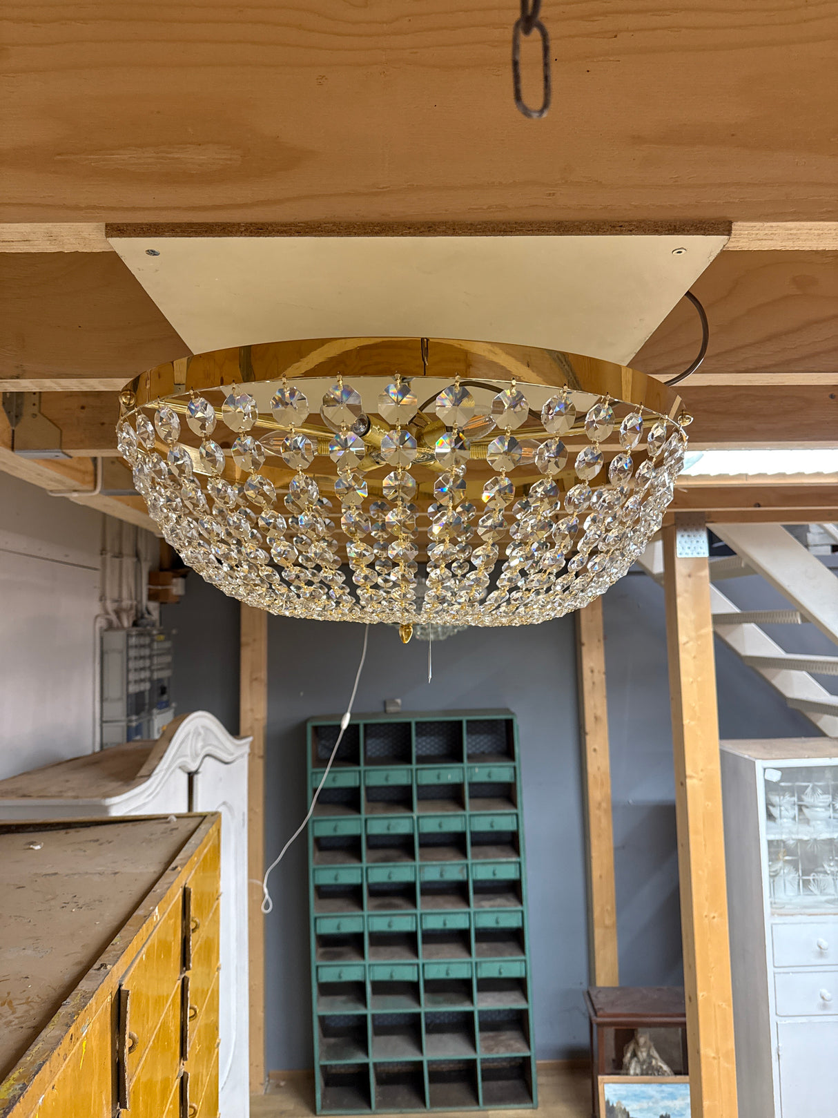 Kaunis plafondi kiillotetulla messinkirungolla