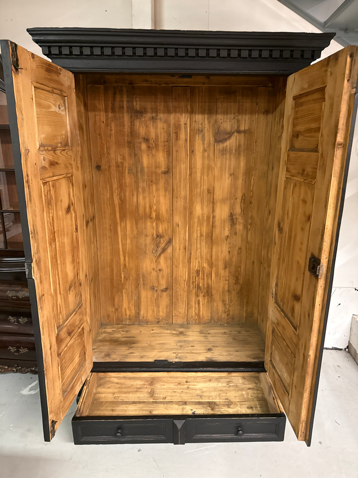 Musta vaatekaappi L. 118cm, S.53cm, K.185cm