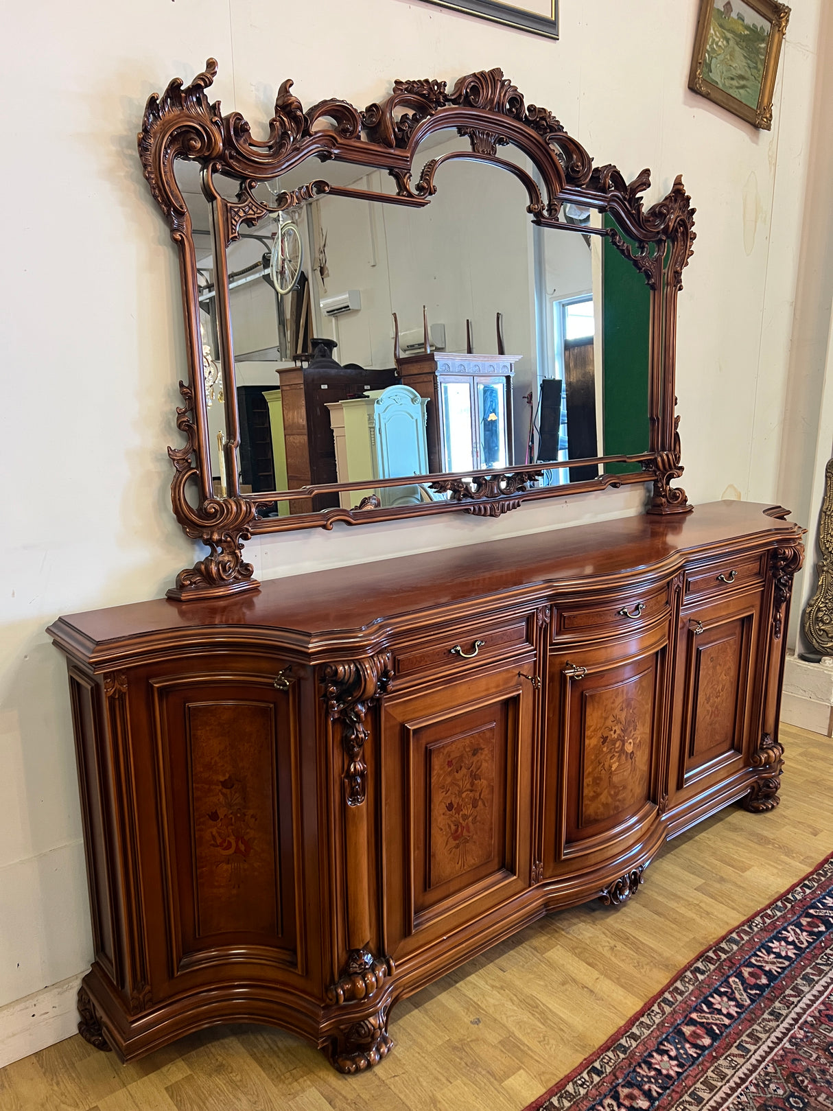 Uskomattoman kaunis italialainen ruokasalikalustokokonaisuus. Pöytä + 6 tuolia, astiakaappi, senkki + peili.