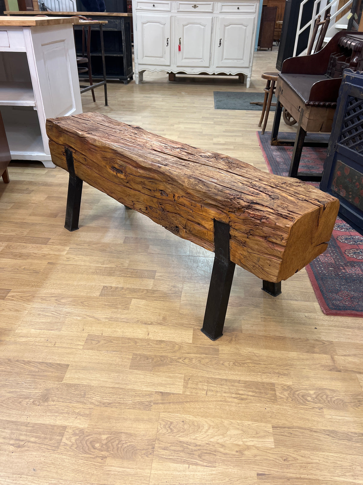 Penkki/ tv-taso/kukkapöytä/ metallijaloilla ja massiivisella tukilla.😍 L. 131cm, S.30cm ja K. 48,5cm