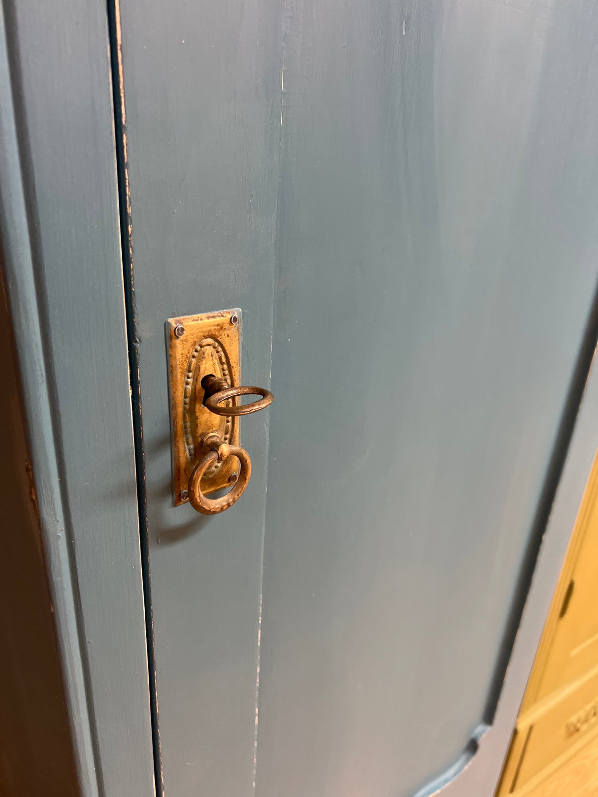 Kapea hyllykaappi 1910-luvulta unkarista L. 52,5cm, S. 53cm ja K. 192,5cm