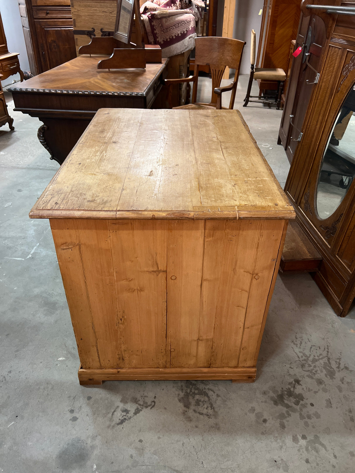 Kirjoituspöytä L. 106,5cm, S.70cm ja K. 78,5cm.