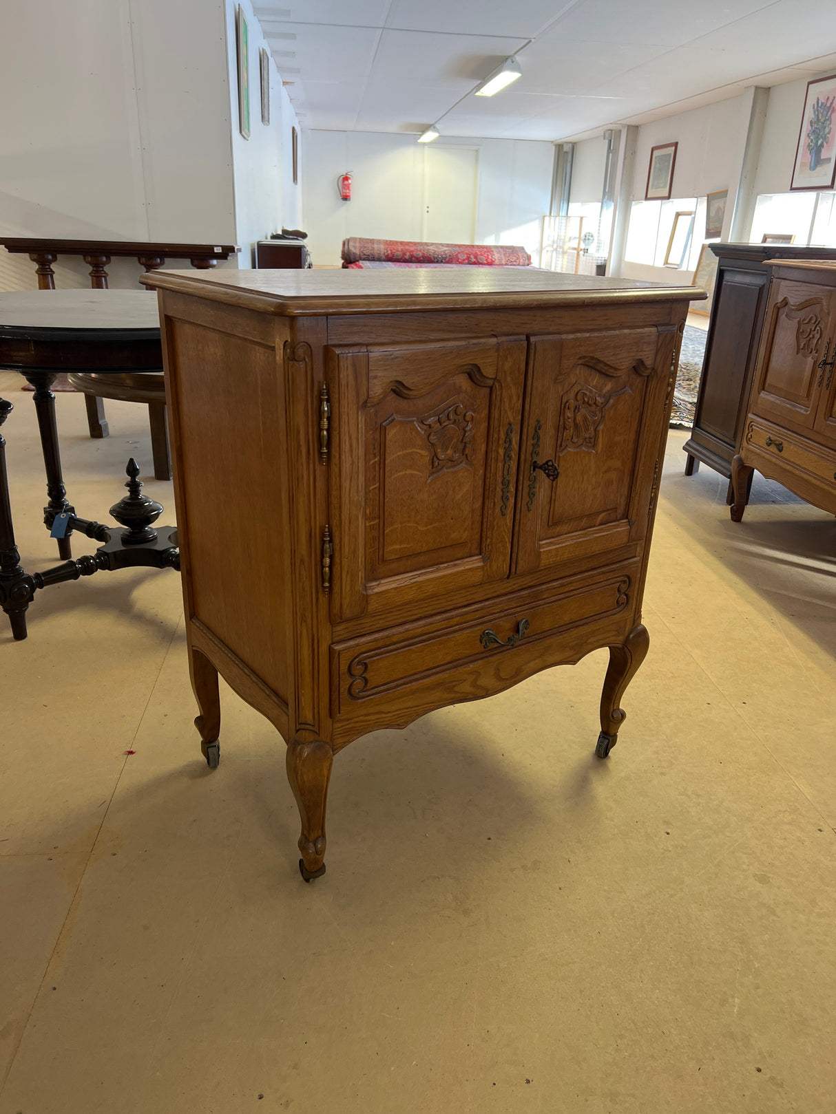 Rokokoo lipasto L. 73cm, S. 44cm ja K. 84,5cm