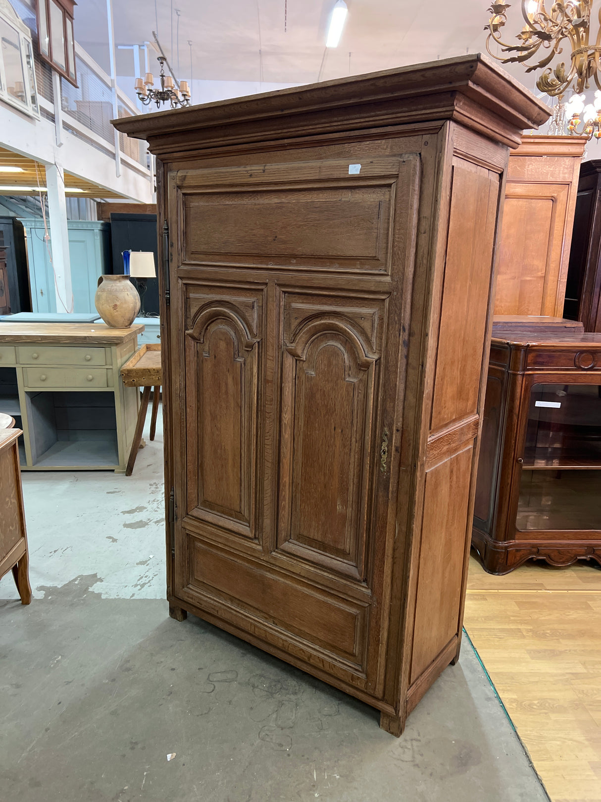 1800-luvun tamminen vaatekaappi