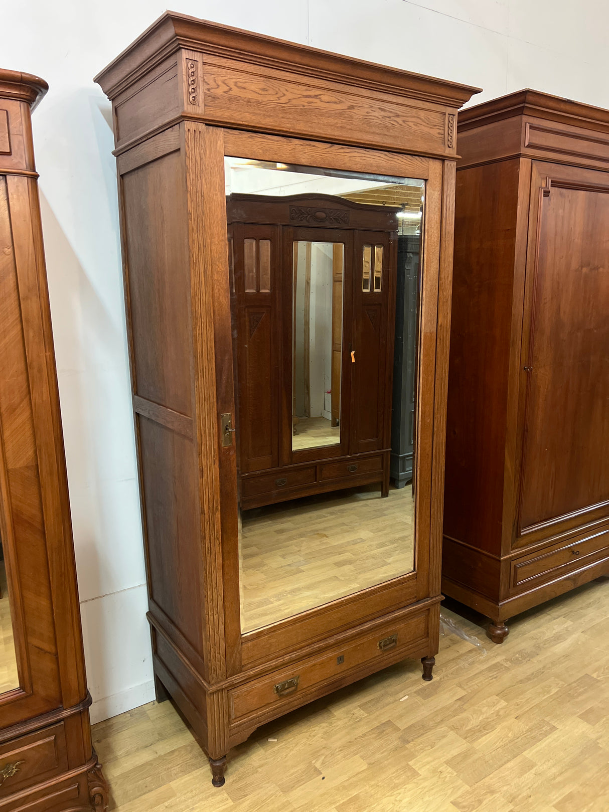 Upea yksiovinen jugend vaatekaappi L. 111cm, S. 60cm ja K. 222cm.