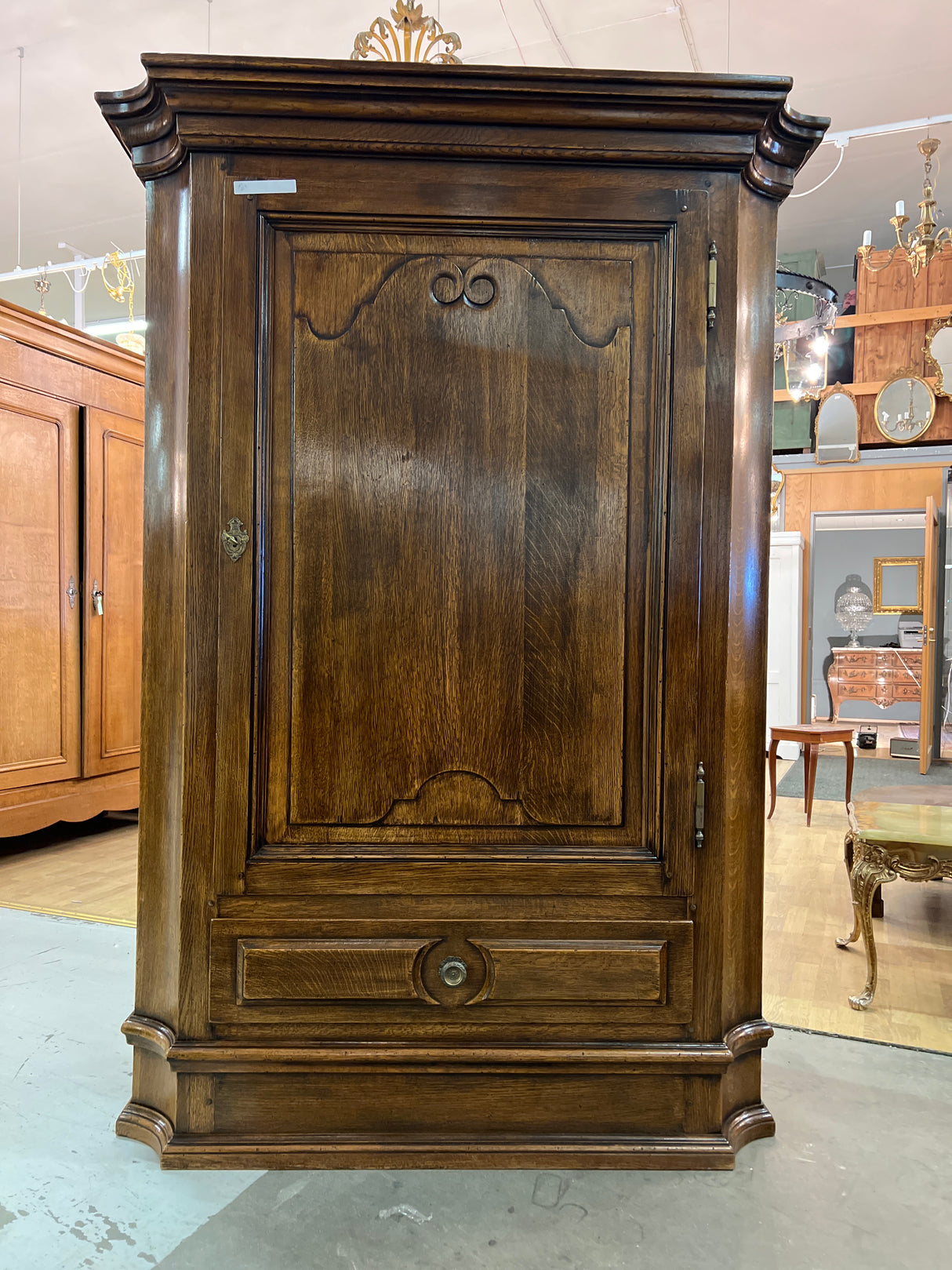 Tamminen vaatekaappi