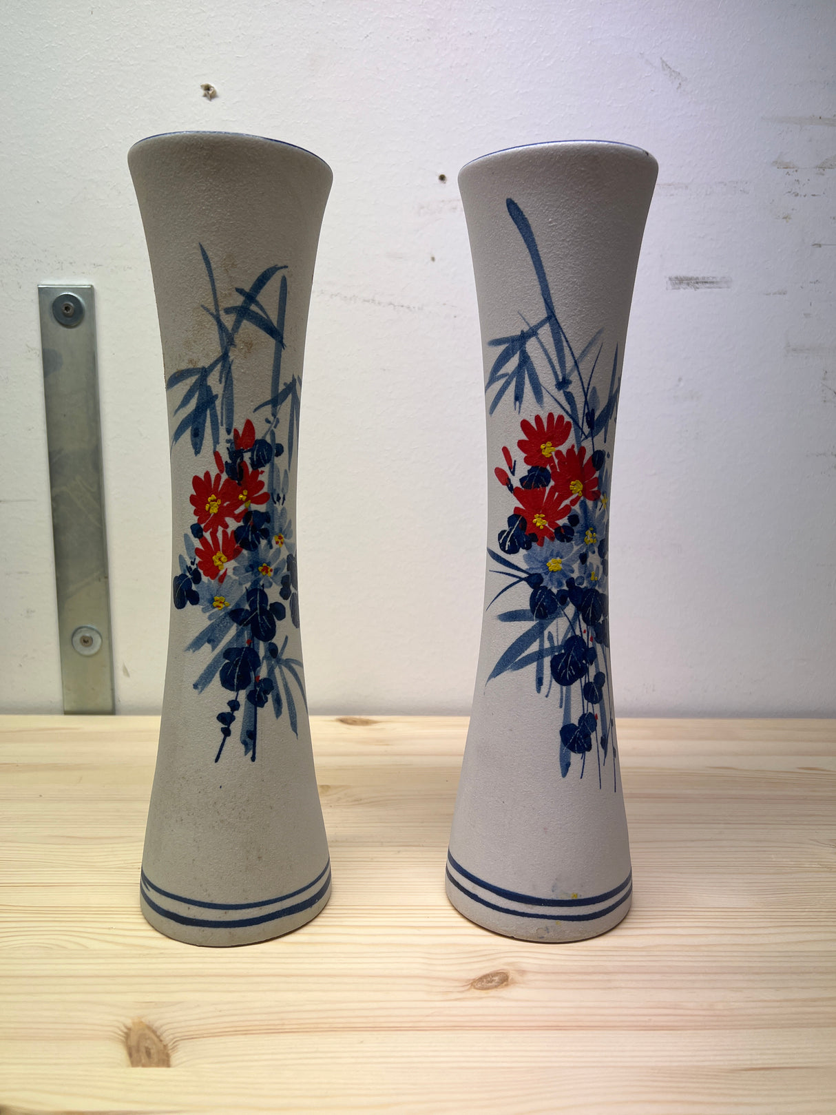 Upea, käsinmaalattu posliinimalja pari. K. 33,5cm.