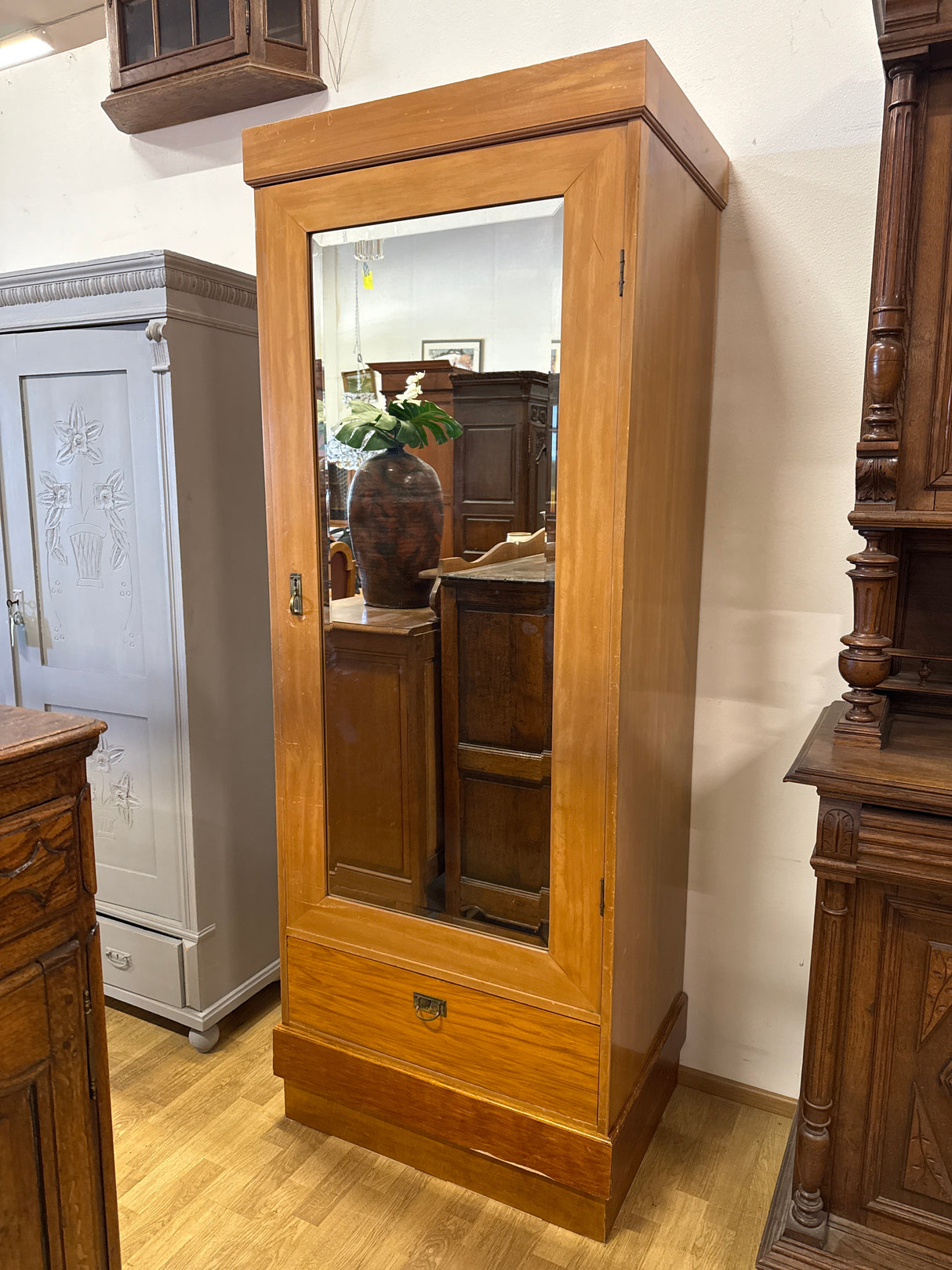 Kotimainen kapea vaatekaappi L.77cm, S.55cm, K.204.5cm