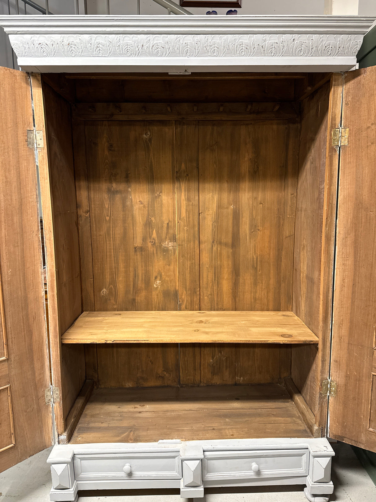 Upea helmenharmaa antiikkikaappi