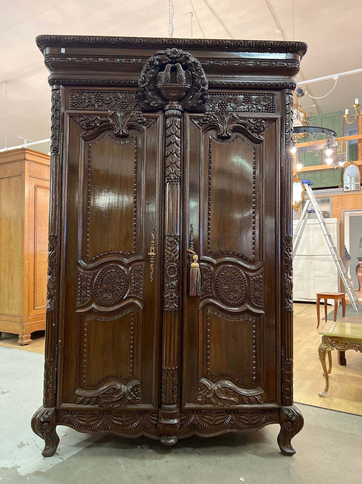 Mahonkinen vaatekaappi