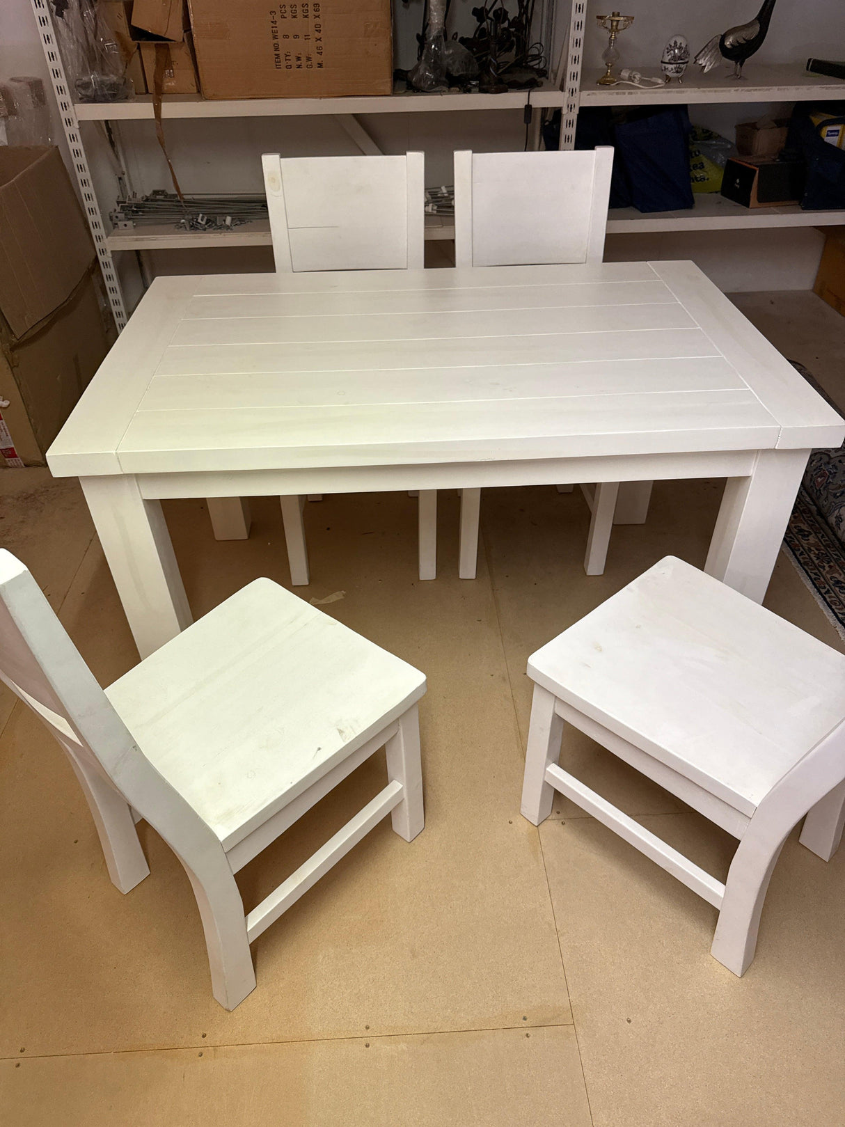 Ruokailuryhmä neljällä tai kuudella tuolilla