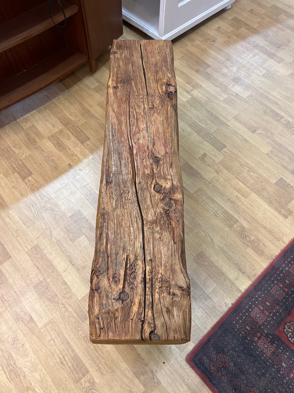 Penkki/ tv-taso/kukkapöytä/ metallijaloilla ja massiivisella tukilla.😍 L. 131cm, S.30cm ja K. 48,5cm