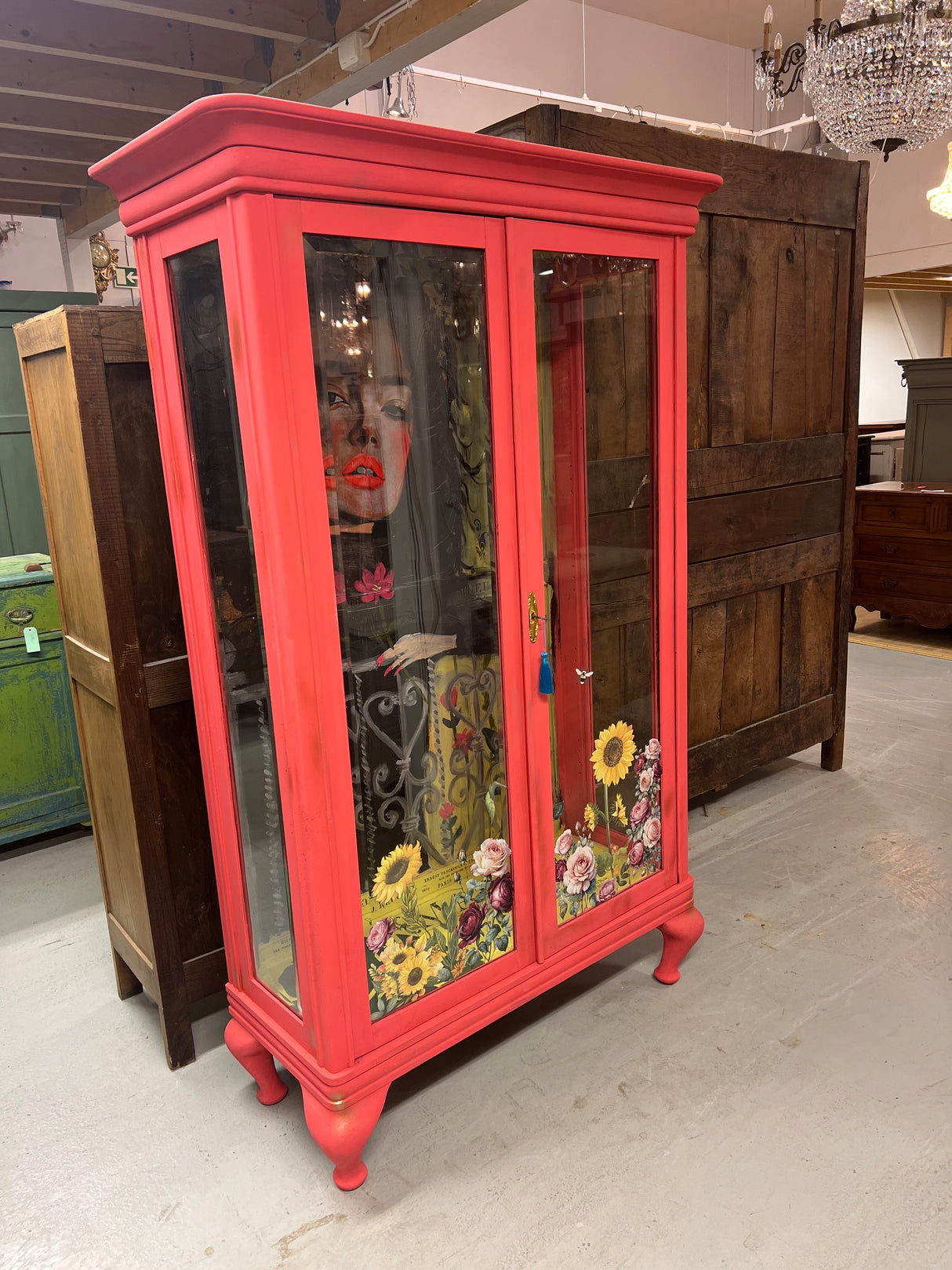 Upea vitriinikaappi L. 112cm, S. 46cm ja K. 179,5cm.